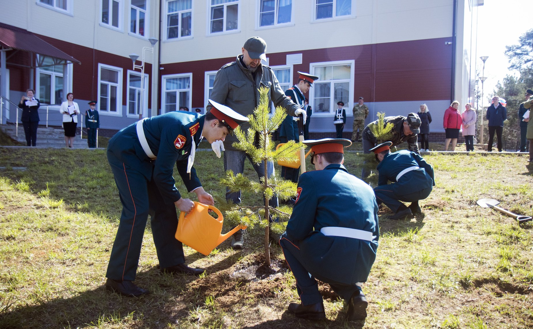 Юрий Воробьев и Сергей Аноприенко также приняли участие в торжественной закладке аллеи выпускников