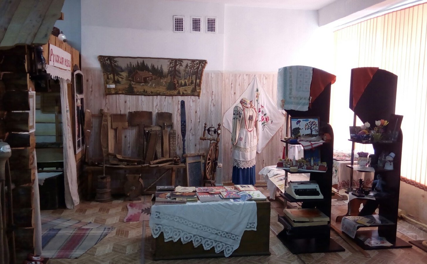 Нина Куликовских посетила Музей смоленской старины в средней школе № 3 поселка Верхнеднепровский Дорогобужского района