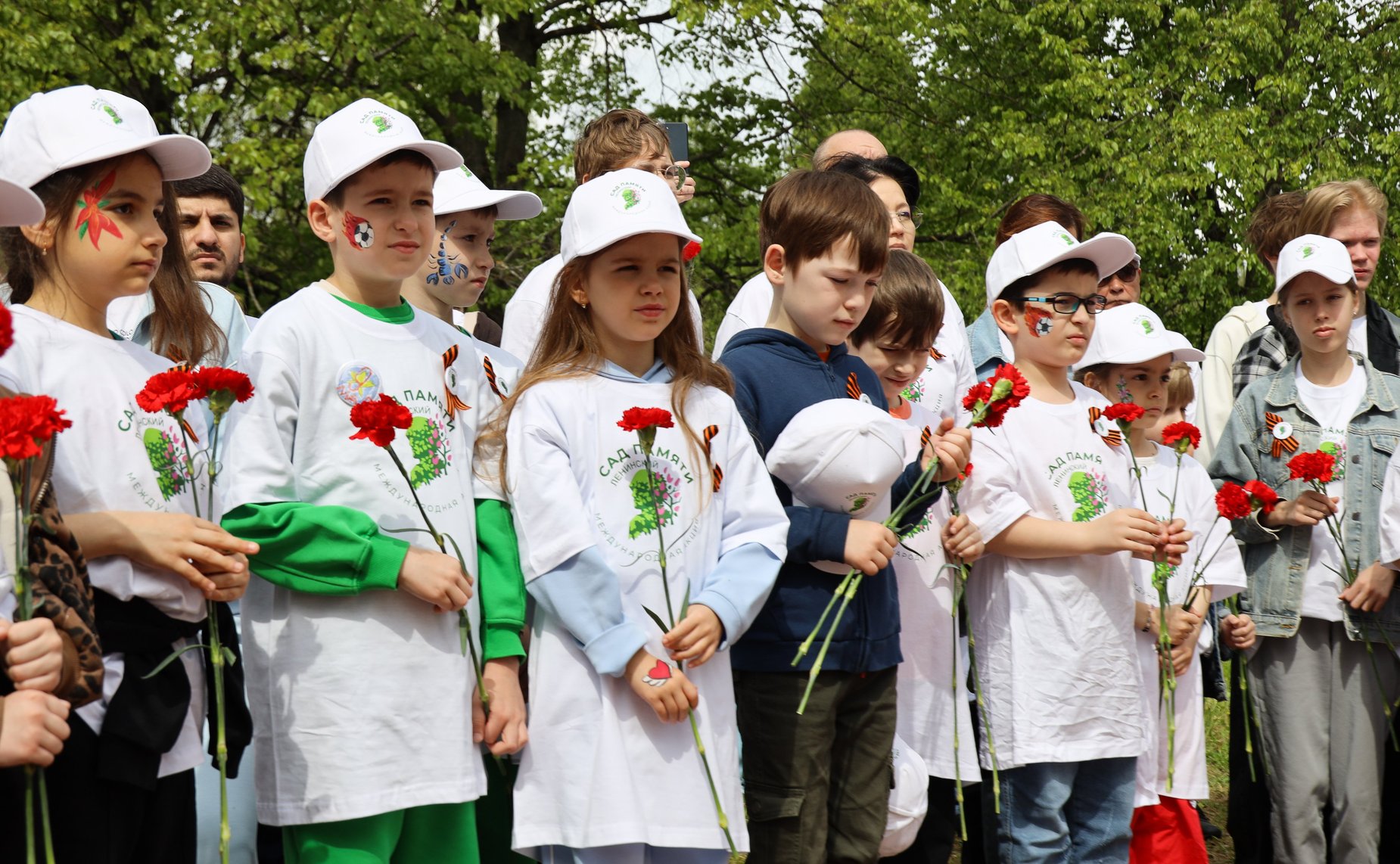 В Год защитника Отечества и 80-летия Победы в Великой Отечественной войне 1941–1945 годов сенаторы РФ и сотрудники Аппарата СФ провели акцию «Сад Памяти» — высадили 250 кустов сирени в музее-заповеднике «Горки Ленинские»