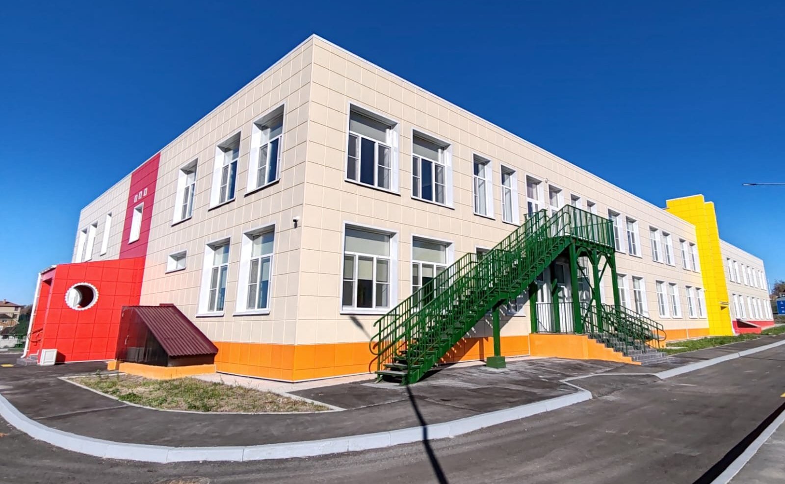 Александр Ролик побывал на нескольких социальных и культурных объектах, которые построены и строятся в рамках национальных проектов в муниципалитетах Приморья