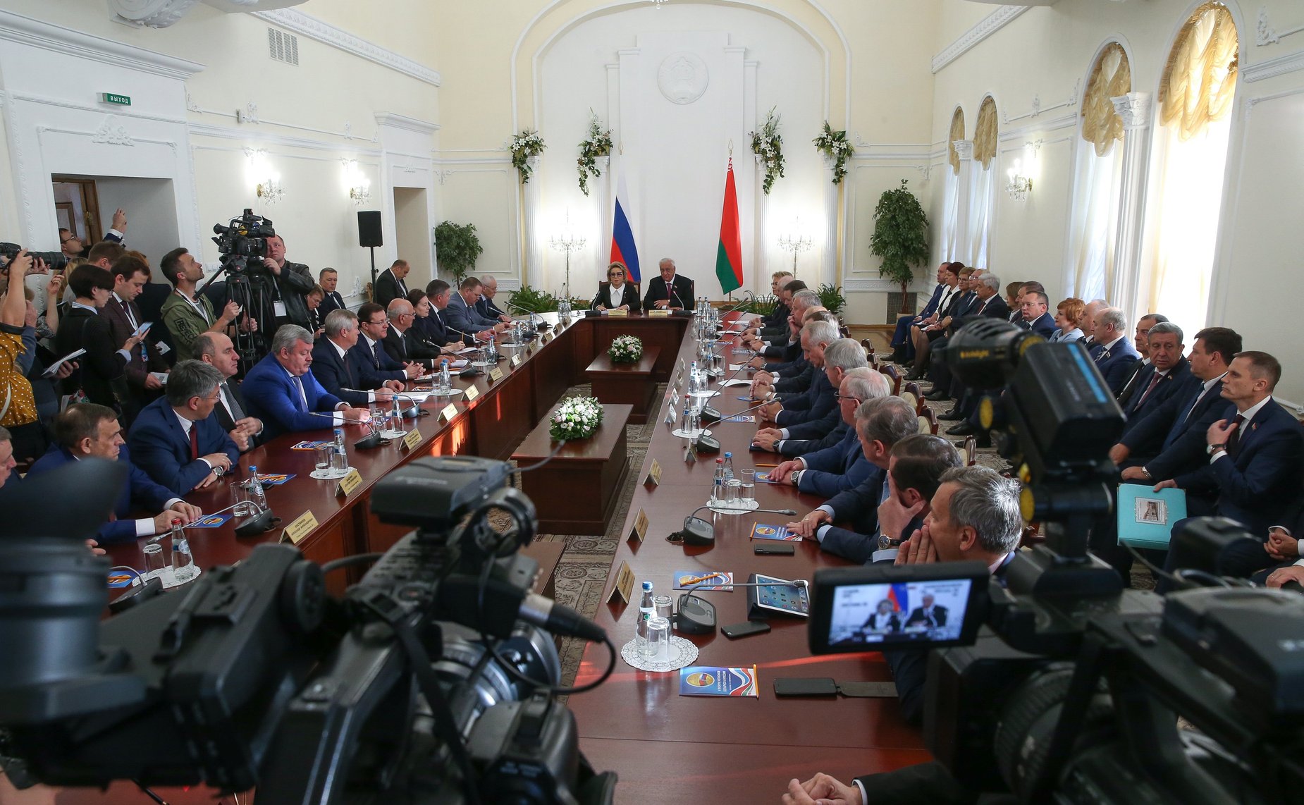 В. Матвиенко и М. Мясникович провели совместную встречу с руководителями субъектов России и Беларуси