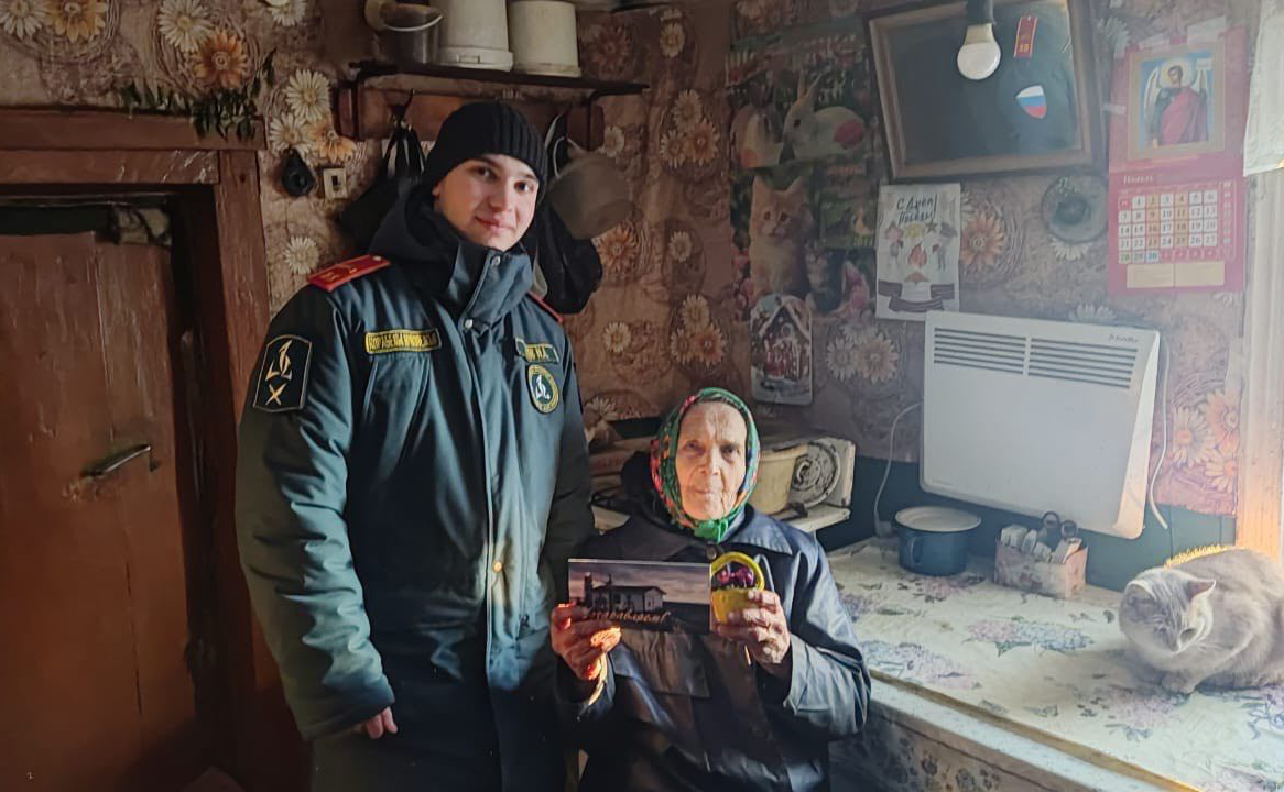 Кадеты из волонтерского отряда образовательного центра «Корабелы Прионежья» оказывают помощь пожилым и одиноким жителям Вытегорского района