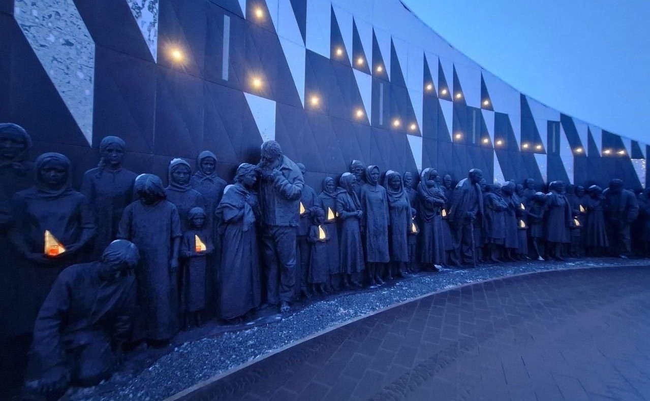 Сергей Перминов в День Ленинградской Победы поздравил земляков, принял участие в памятных мероприятиях