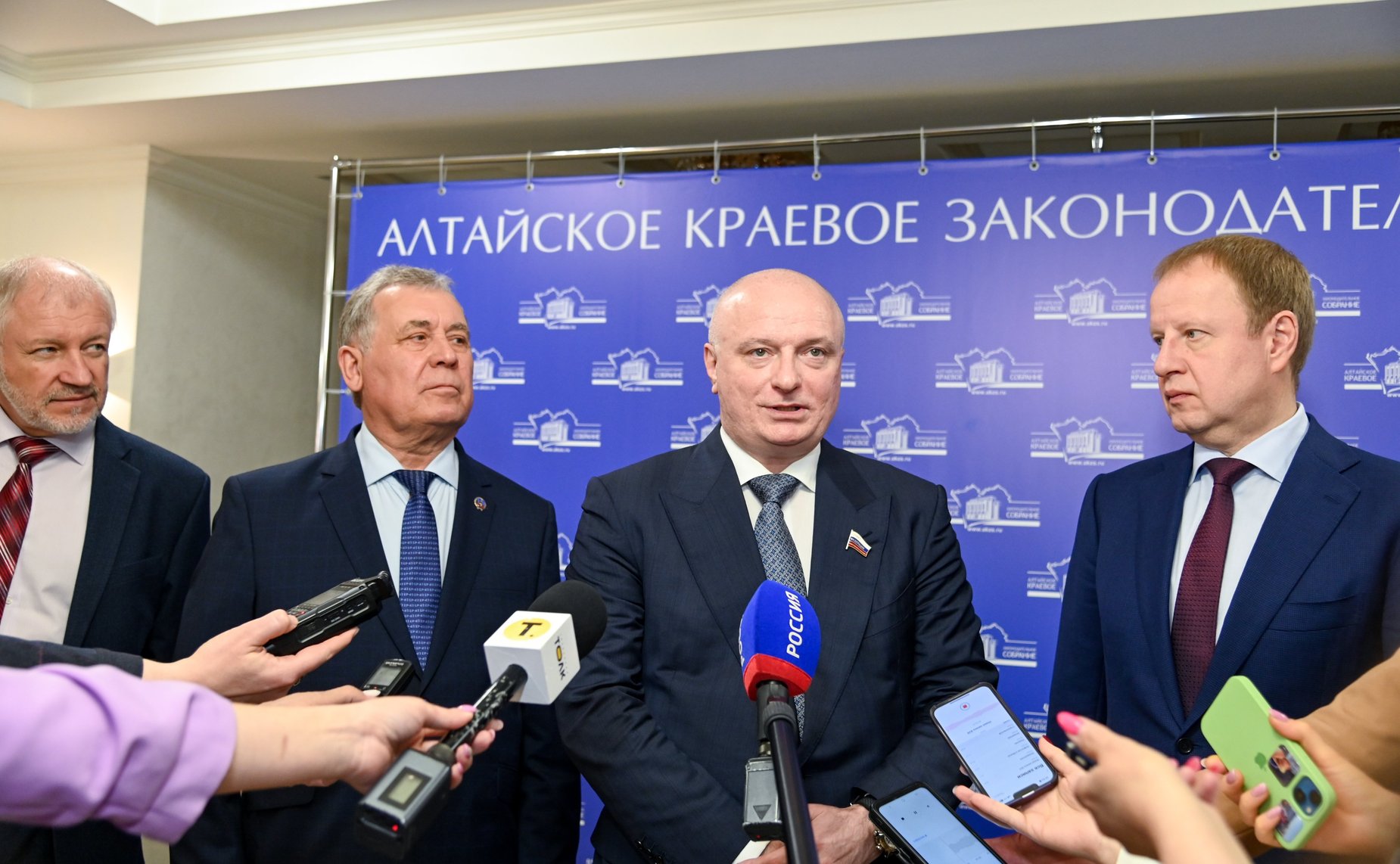 В Парламентском центре Алтайского края состоялось выездное заседание Комитета СФ по конституционному законодательству и государственному строительству и Комитета СФ по федеративному устройству, региональной политике, местному самоуправлению и делам Севера