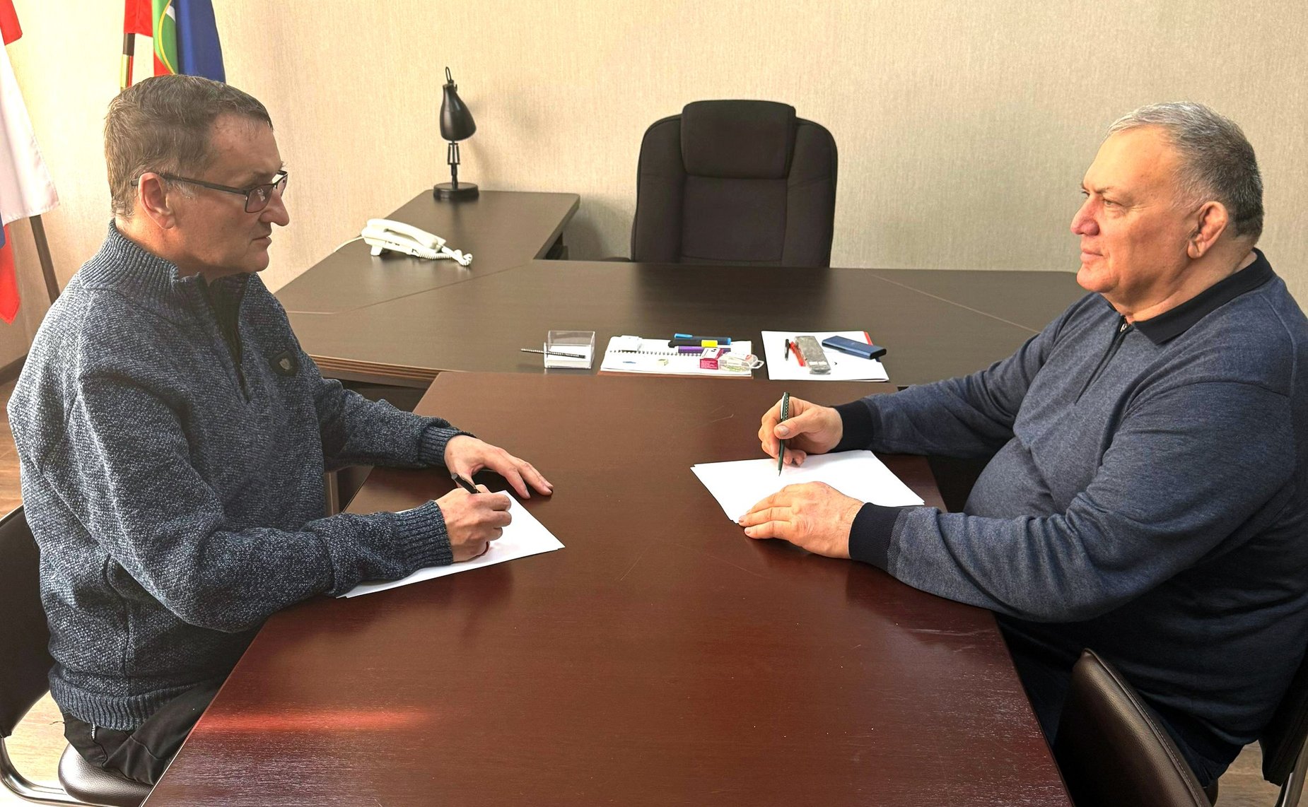 Крым Казаноков провел в регионе рабочую встречу с руководителем регионального отделения организации военных инвалидов «ВоИн» в КЧР и ветераном боевых действий в Афганистане