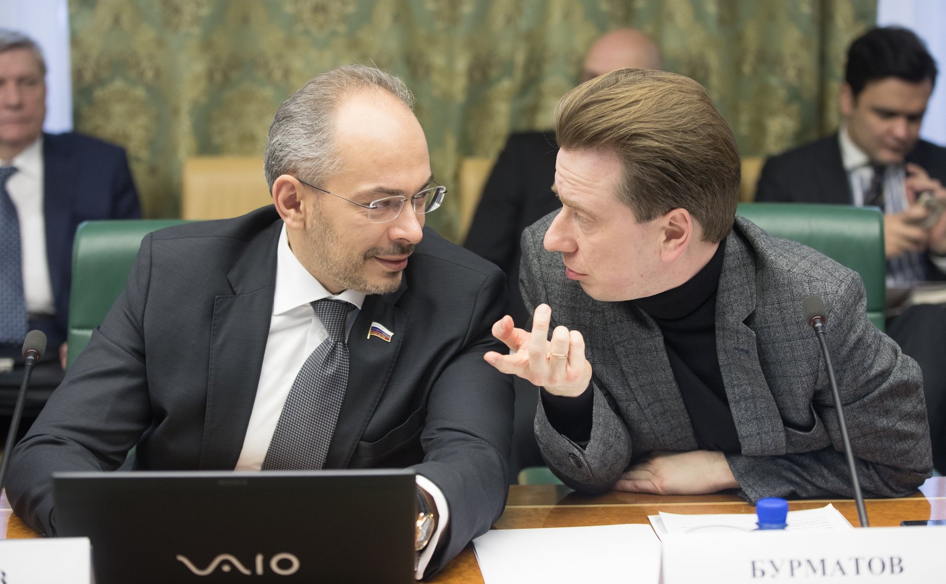 В. Николаев