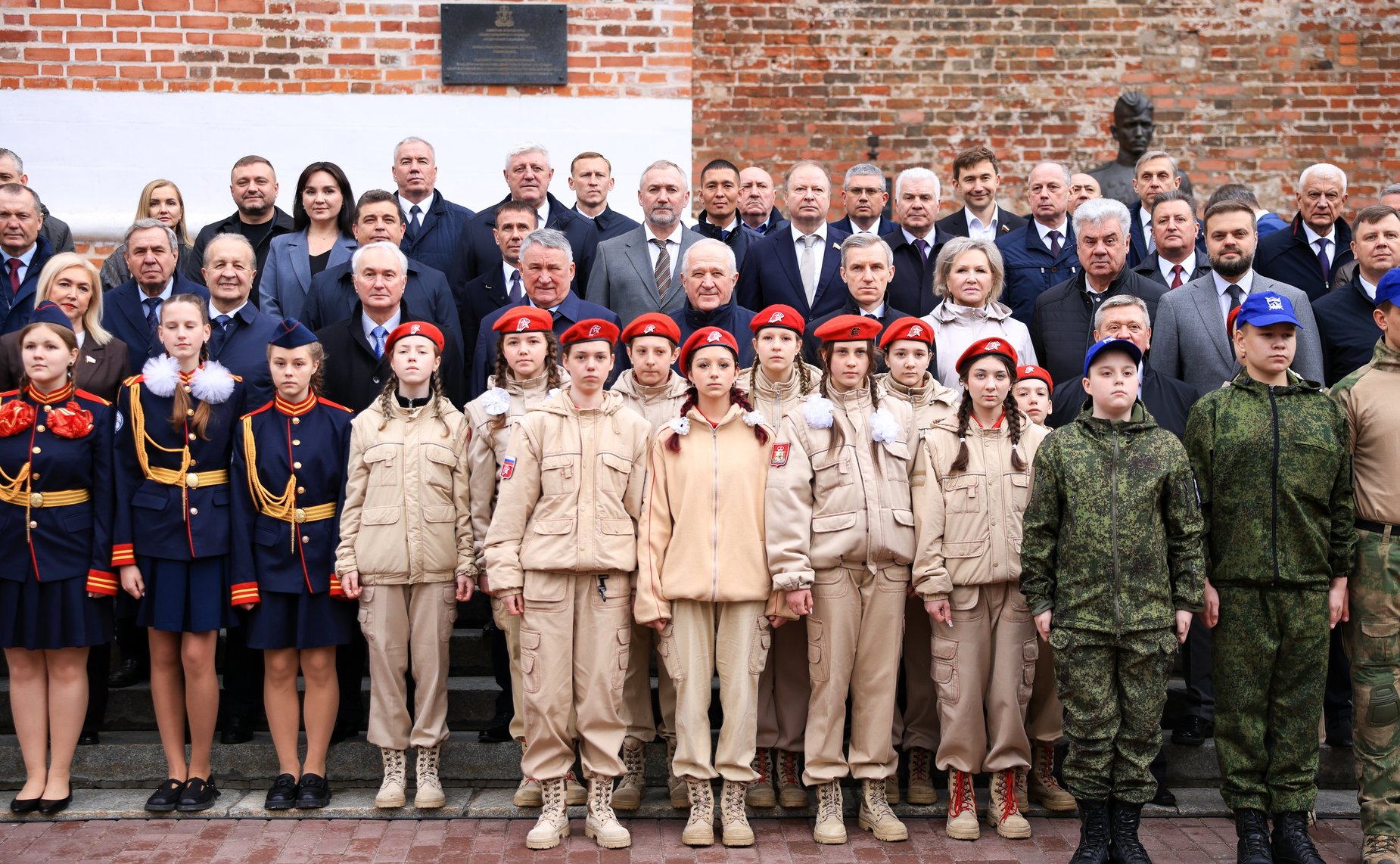 Сенаторы возложили цветы к Вечному огню в Сквере Памяти Героев в Смоленске