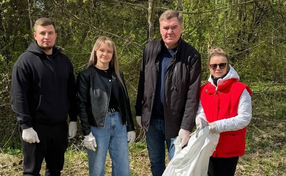 Александр Савин в ходе поездки в регион принял участие во Всероссийской неделе субботников «Мы за чистоту», приуроченной к Году защитника Отечества