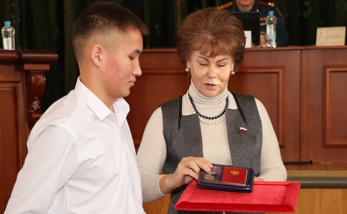 Татьяна Гигель в ходе проведения совещания в большом зале правительства региона наградила детей-героев специальными медалями Совета Федерации «За проявленное мужество»