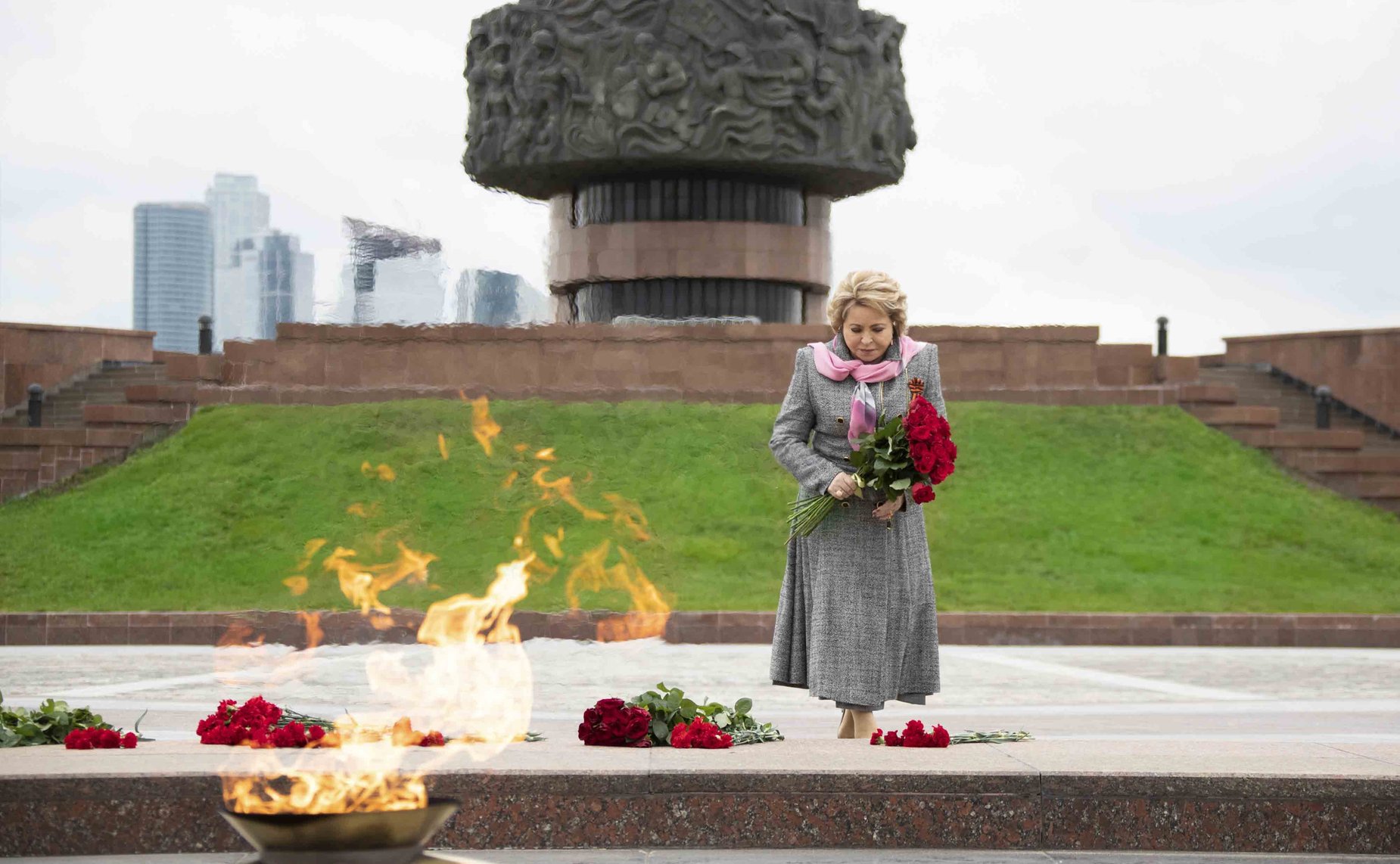 Председатель Совета Федерации В. Матвиенко возложила цветы к Вечному огню в Парке Победы на Поклонной горе