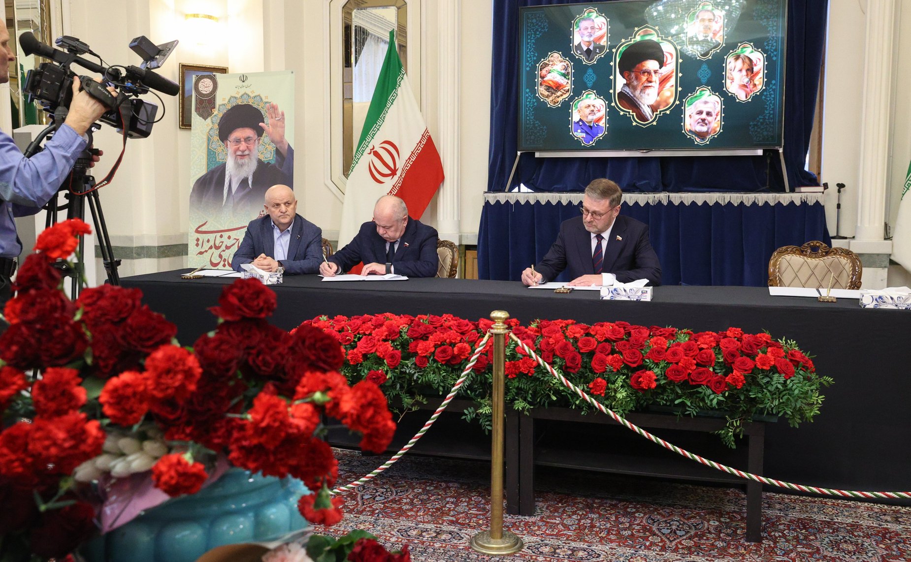 Заместитель Председателя Совета Федерации Константин Косачев оставил запись в книге соболезнований в память о погибшем Верховном лидере Исламской Республики аятолле Али Хаменеи