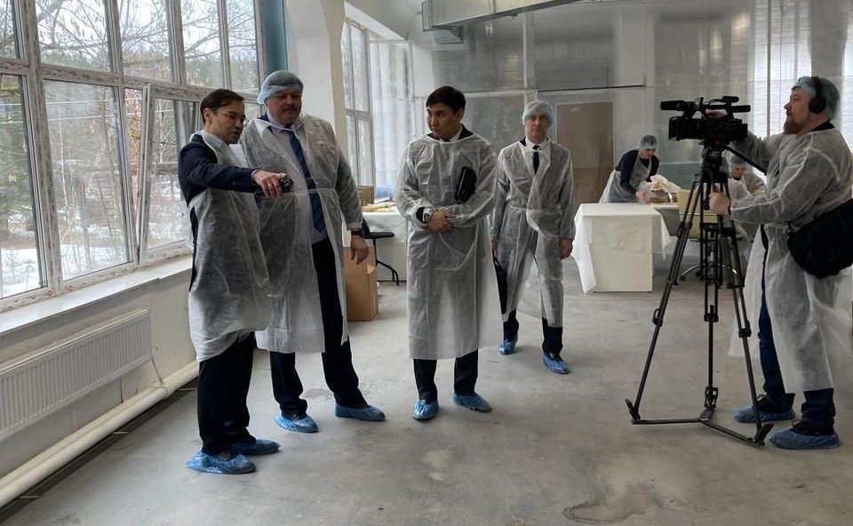 Сергей Колбин посетил завод по производству медицинских материалов