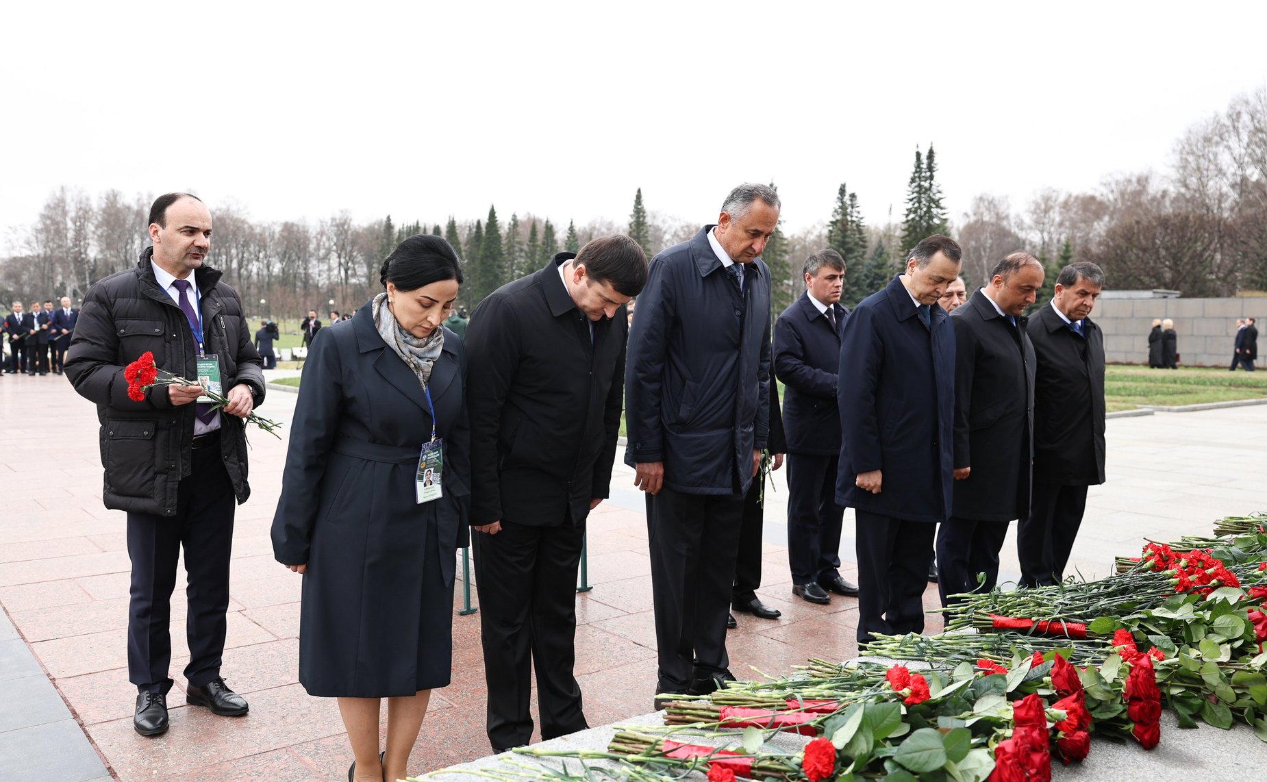 Делегации стран-участниц Межпарламентской Ассамблеи СНГ возложили венки и цветы к Монументу «Мать-Родина» на Пискаревском мемориальном кладбище, а также к памятным плитам государств на Аллее Памяти
