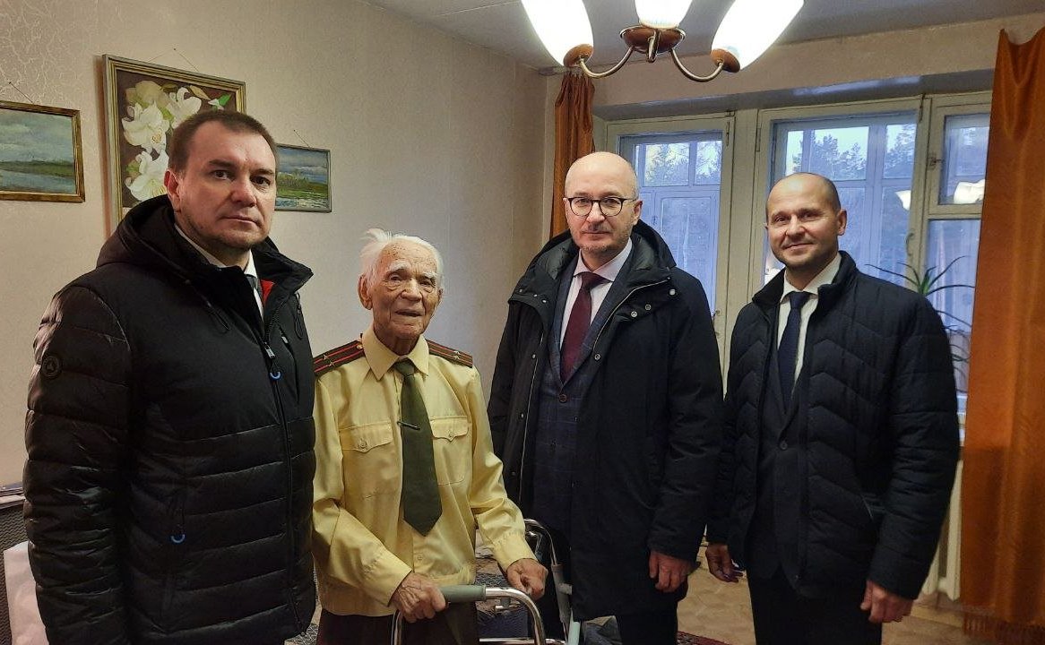 Олег Цепкин в преддверии Нового года посетил ветеранов Трёхгорного, Сатки и Юрюзани Челябинской области и поздравил их с наступающим праздником