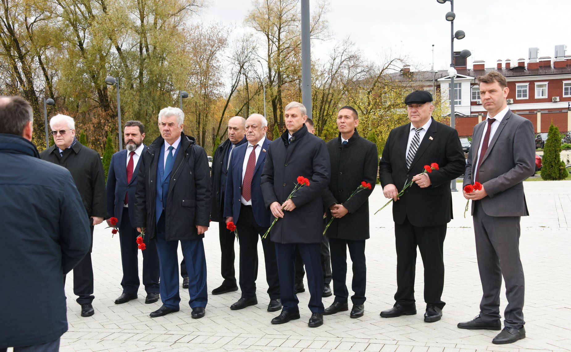 Сенаторы возложили цветы к памятнику испытателям отечественного ядерного оружия