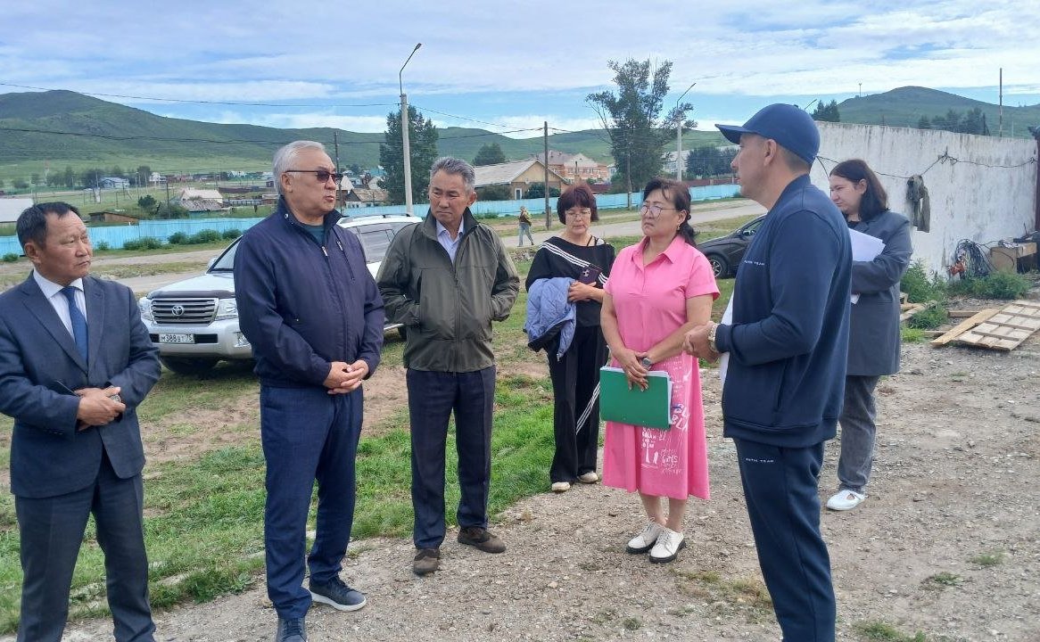 Баир Жамсуев проинспектировал ход строительства и реконструкции объектов инфраструктуры в Могойтуйском районе