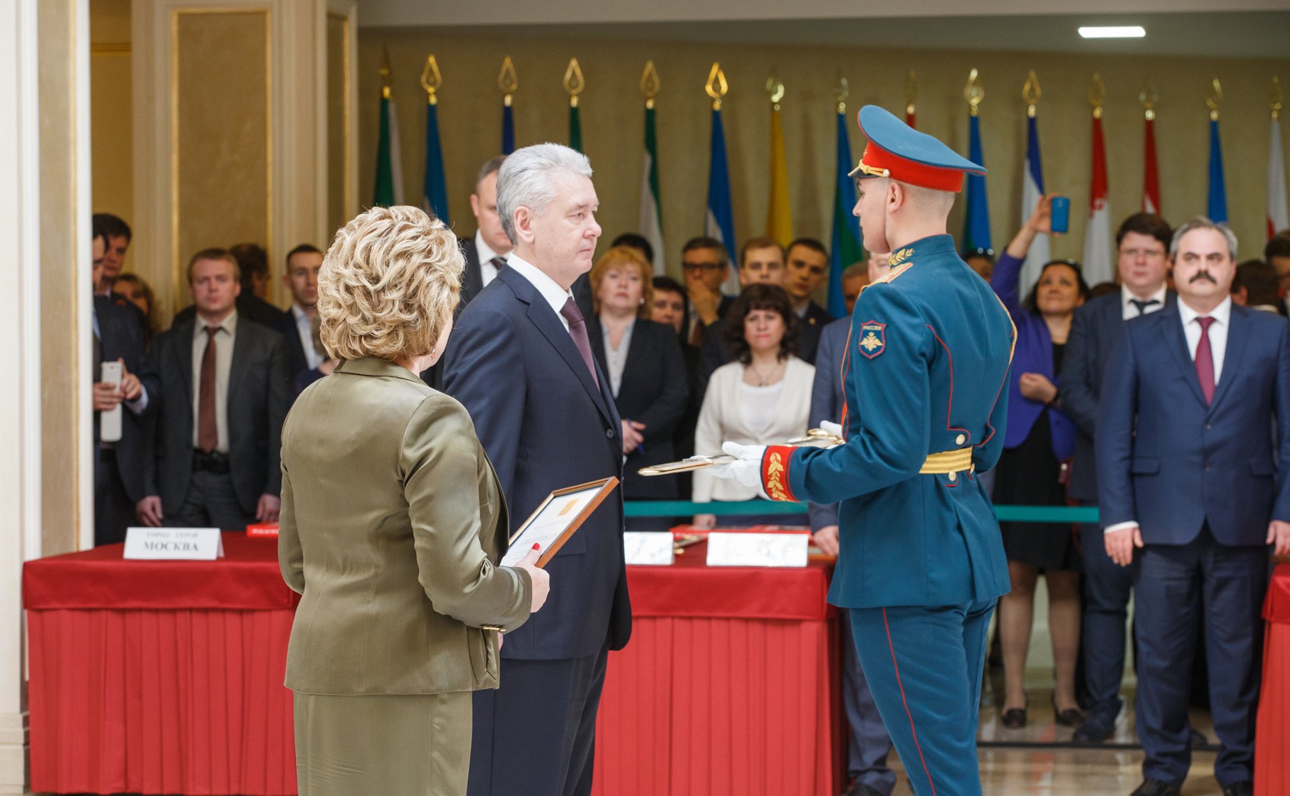 Торжественная церемония награждения российских городов-героев памятными 