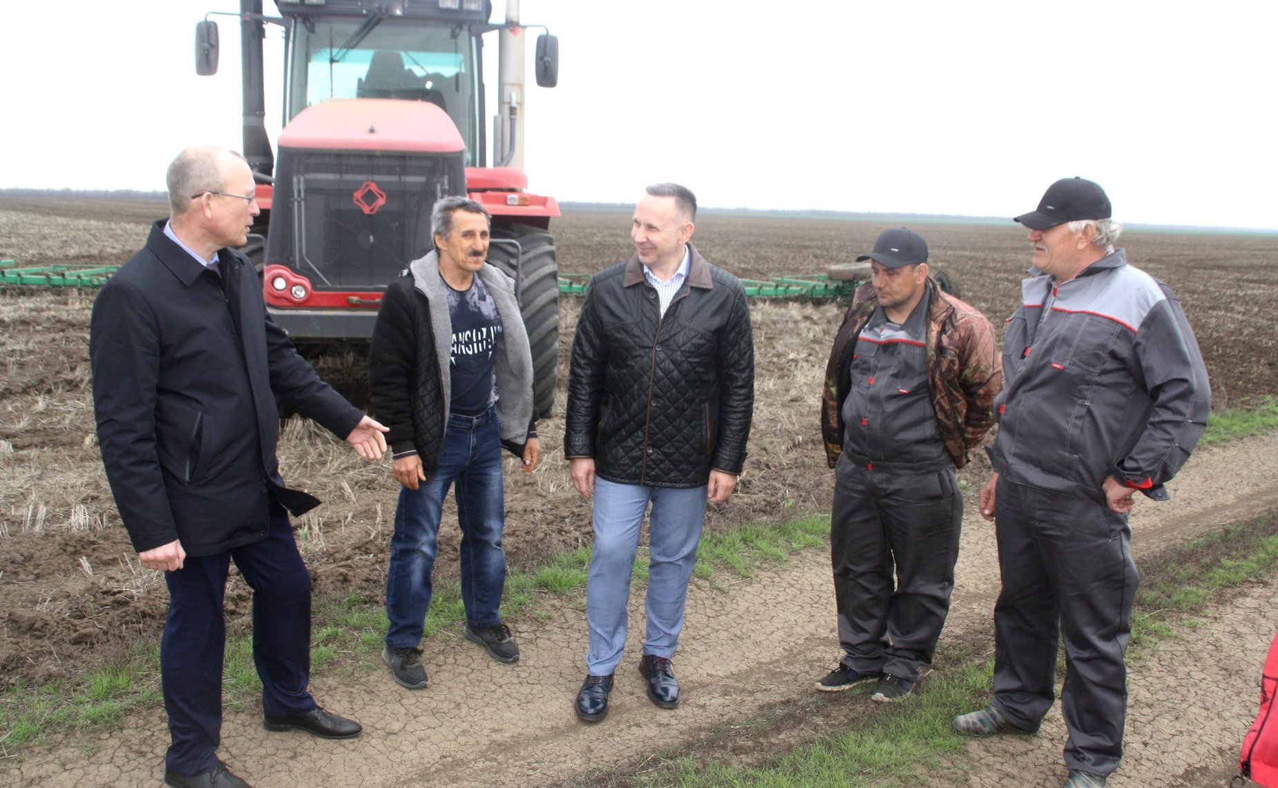Олег Алексеев посетил крестьянское (фермерское) хозяйство, в котором занимаются производством зерновых и зернобобовых культур
