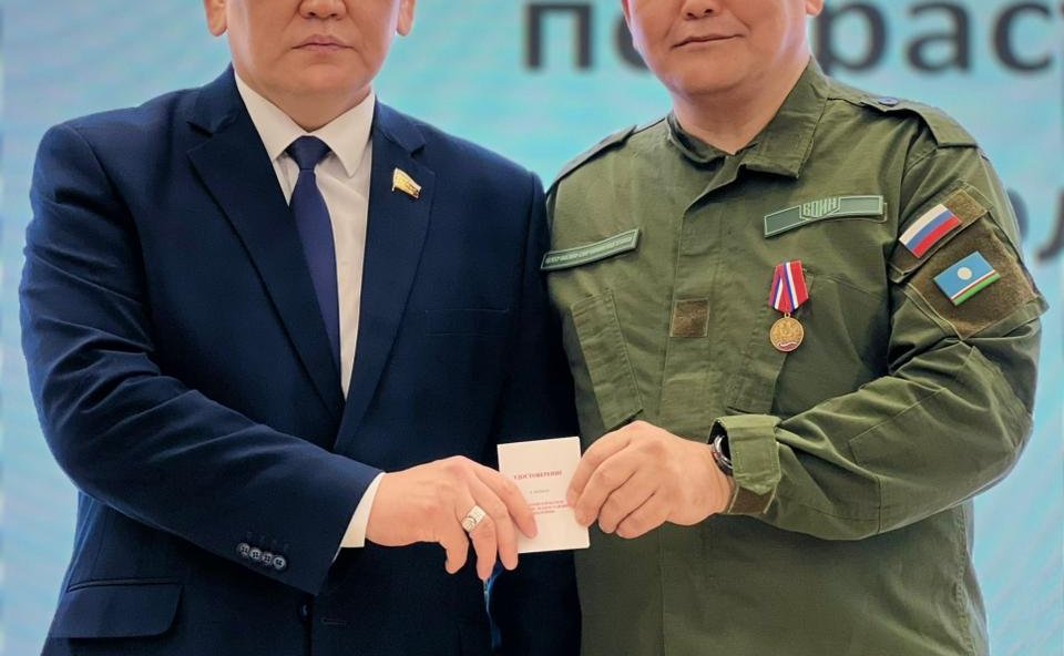 Сахамин Афанасьев в рамках региональной недели посетил итоговое заседание якутского филиала Военно-патриотического центра «Воин»