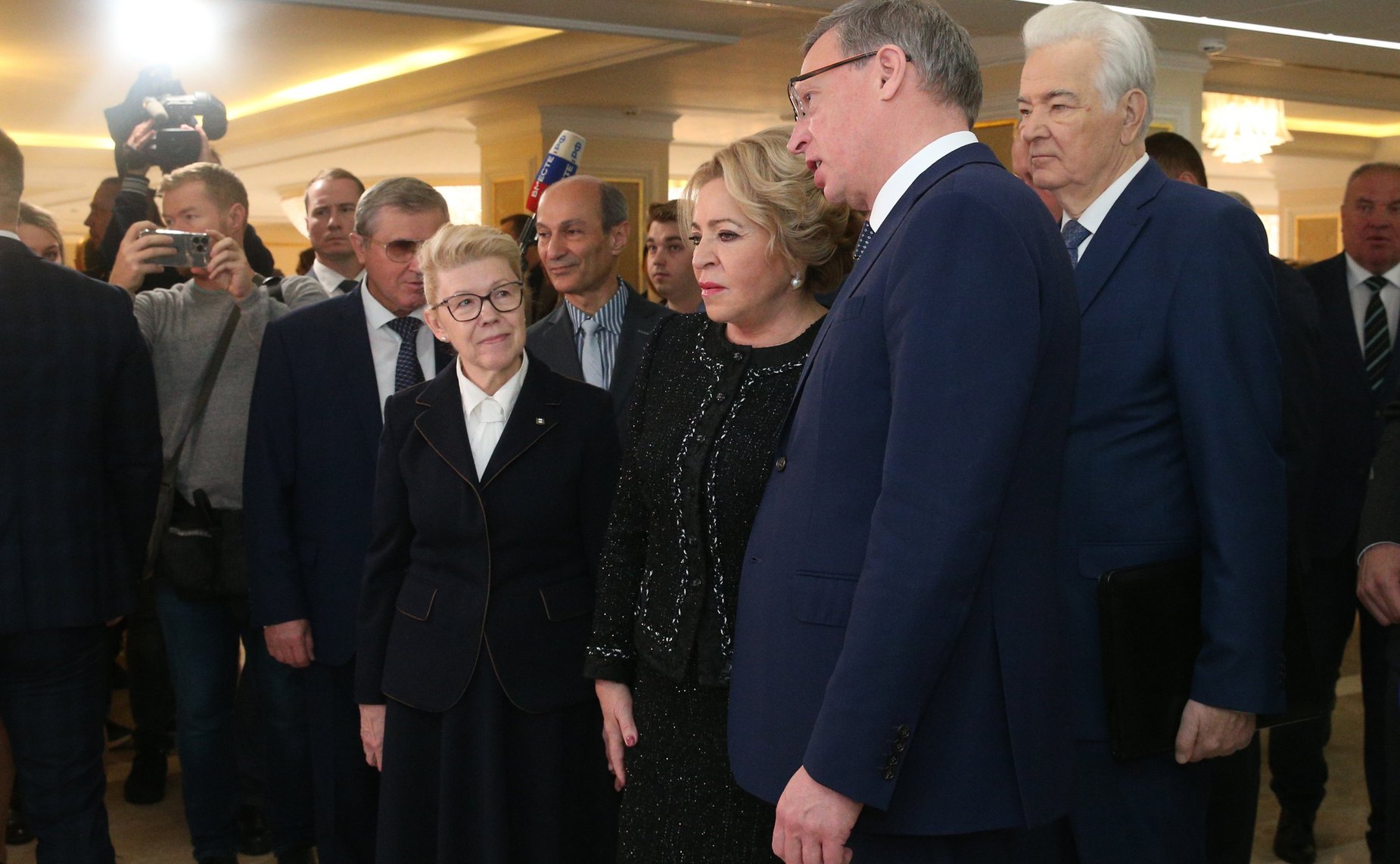 Валентина Матвиенко и Александр Бурков осмотрели выставку, на которой представлены перспективные проекты Омской области, а также предметы народных промыслов