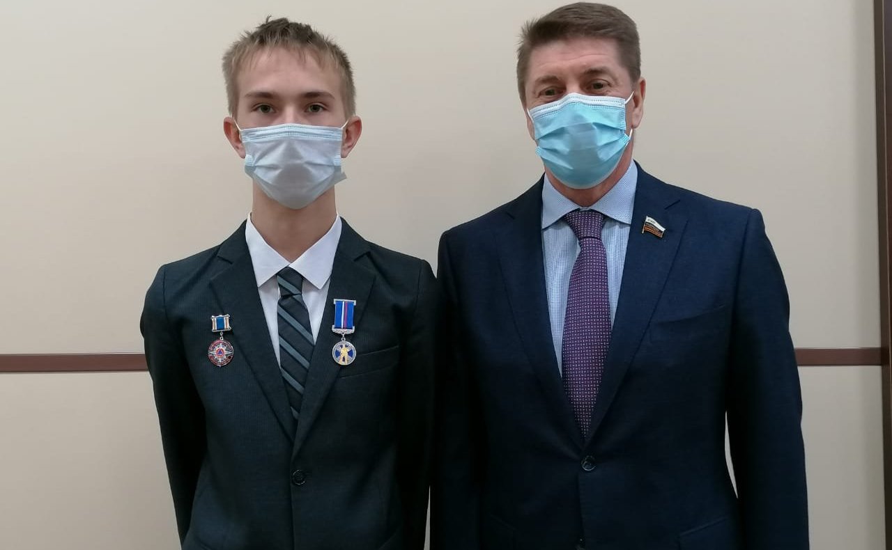 Андрей Шевченко вручил оренбургскому школьнику памятную медаль Совета Федерации «За проявленное мужество»