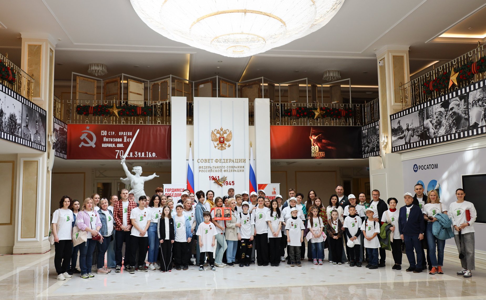 В Год защитника Отечества и 80-летия Победы в Великой Отечественной войне 1941–1945 годов сенаторы РФ и сотрудники Аппарата СФ провели акцию «Сад Памяти» — высадили 250 кустов сирени в музее-заповеднике «Горки Ленинские»