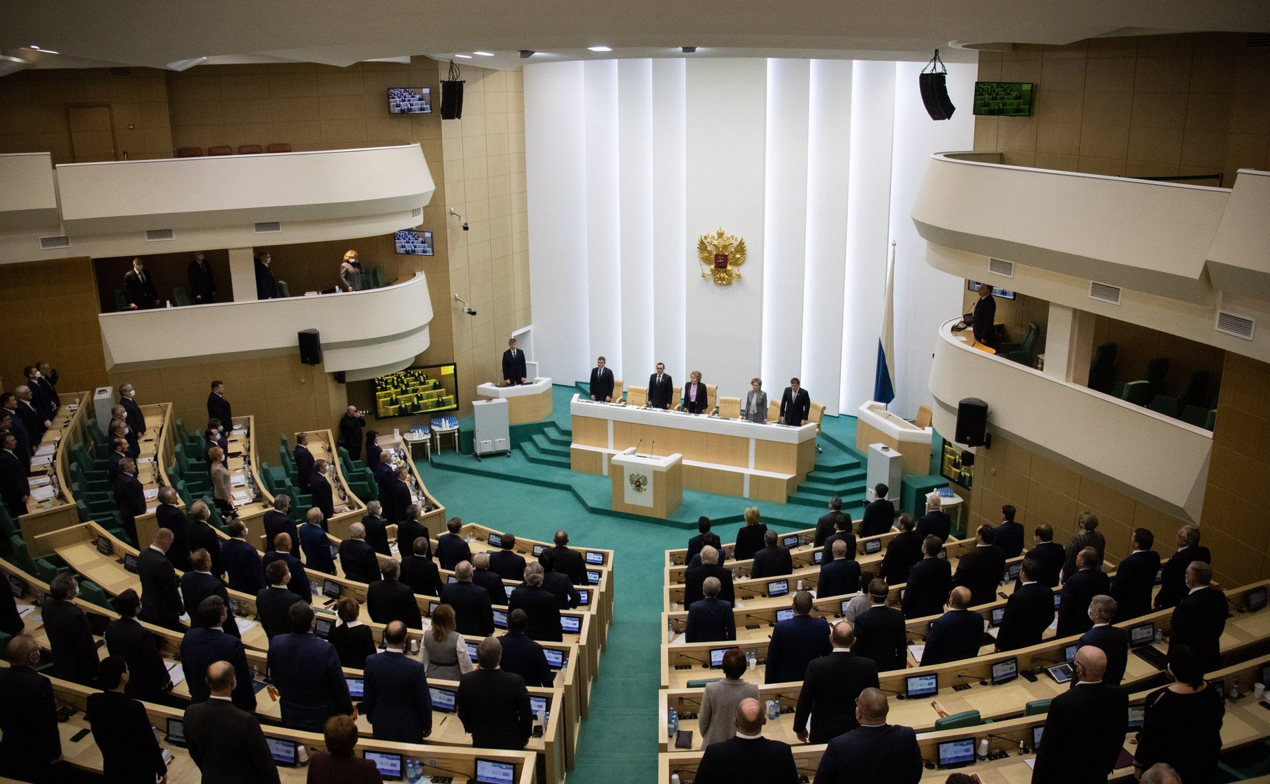 Сенаторы слушают гимн России перед началом 481-го заседания Совета Федерации