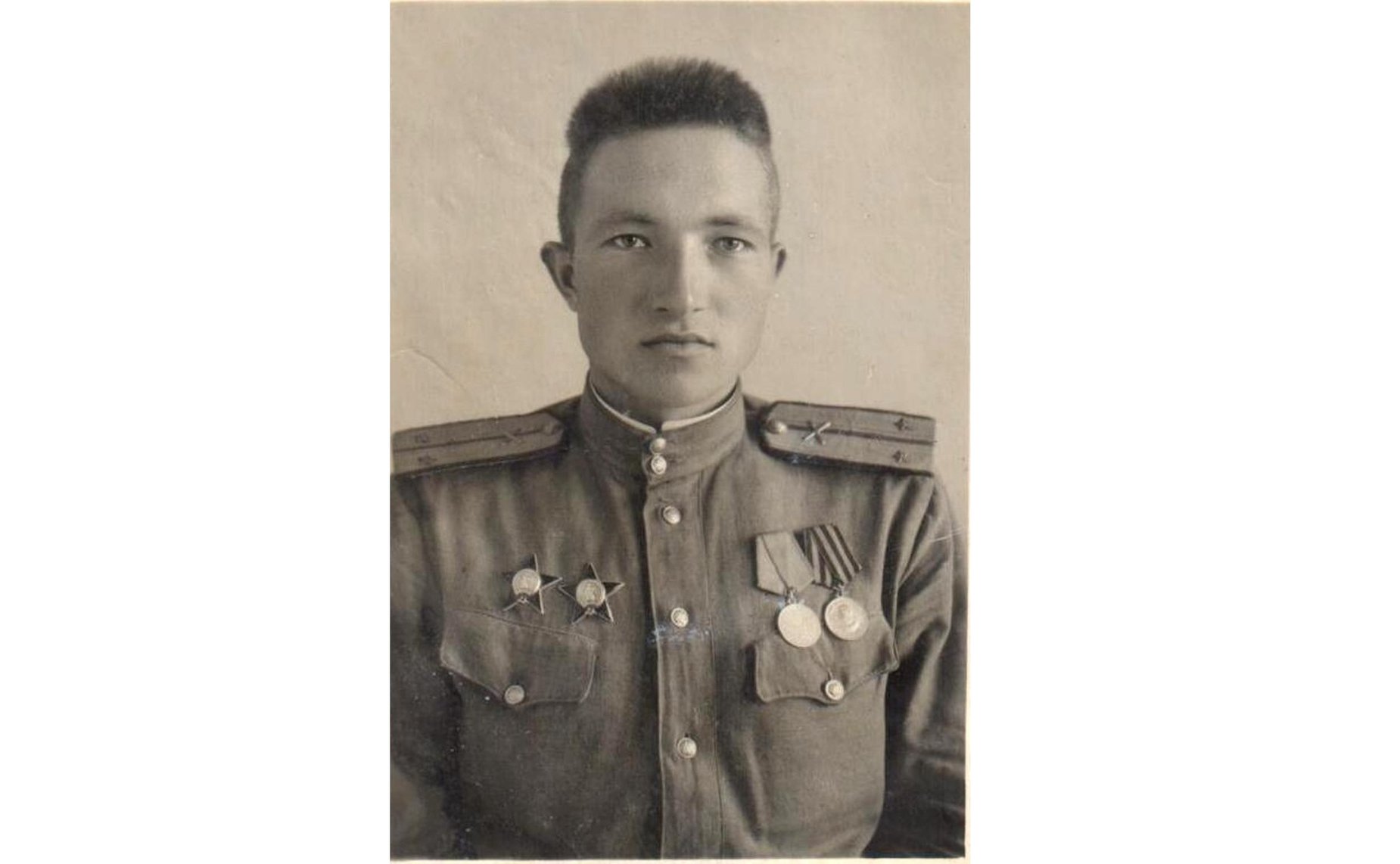 Михаил Иванович Круглов. 18.10.1924. Уроженец Московской области. На фронте с февраля 1942 г. Войну закончил в Праге. В боях за освобождение Кёнигсберга был ранен. Награжден боевыми орденами и медалями. Отец сотрудника Аппарата СФ А. Круглова