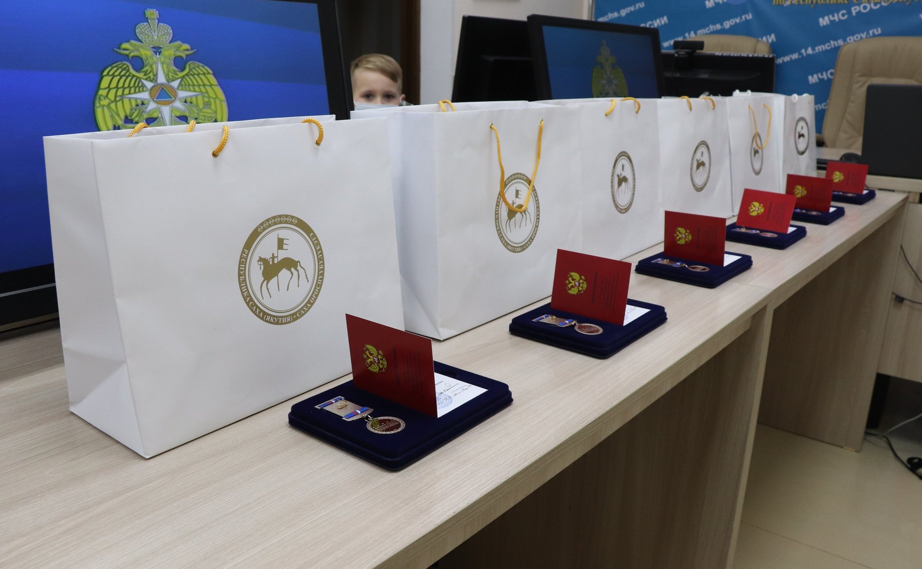 Егор Борисов вручили детям-героям памятные медали Совета Федерации «За проявленное мужество»