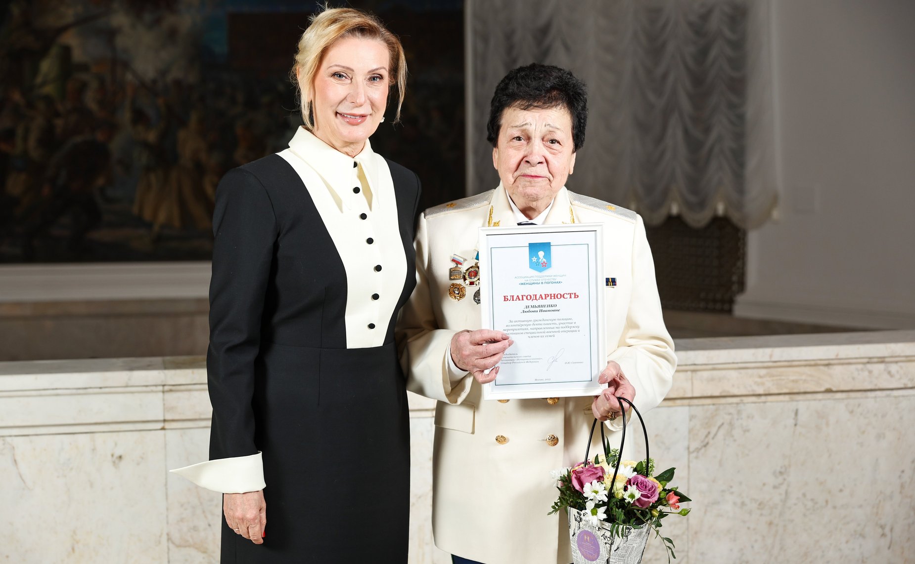 Заместитель Председателя Совета Федерации Инна Святенко приняла участие в церемонии награждения поисковиков, добровольцев и волонтеров, состоявшейся в Центральном академическом театре Российской Армии