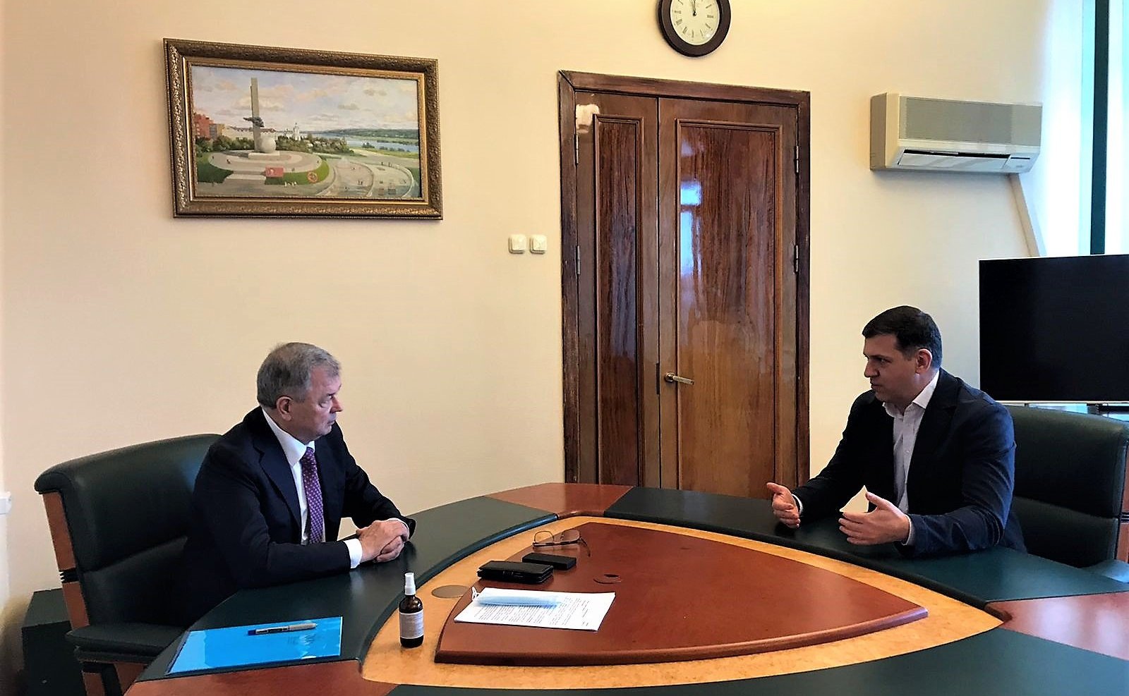 Рабочая встреча Анатолия Артамонова с заместителем председателя Законодательного Собрания Калужской области Александром Ефремовым