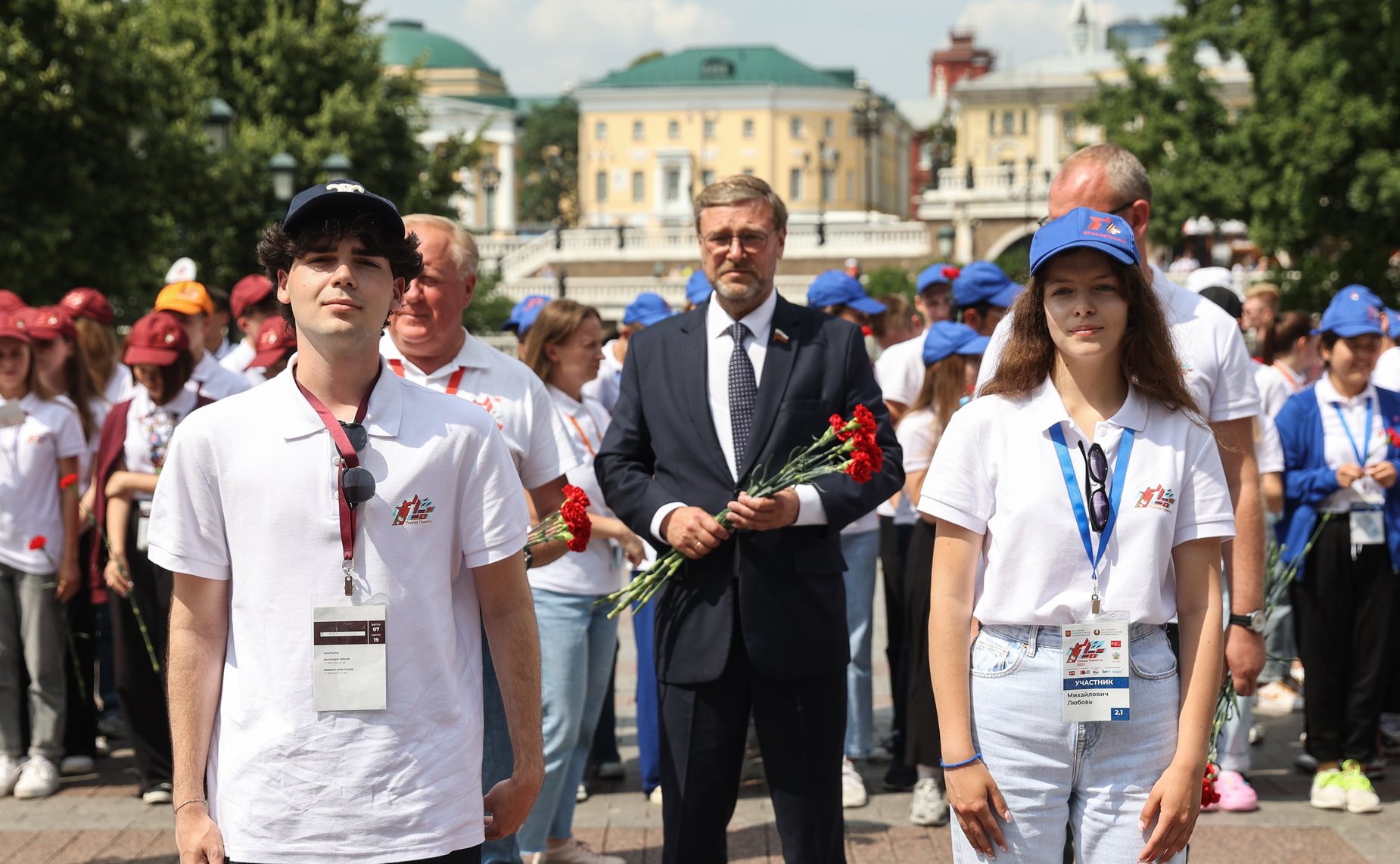Участники проекта «Поезд памяти» 2023 года возложили цветы к Могиле Неизвестного Солдата в Александровском саду