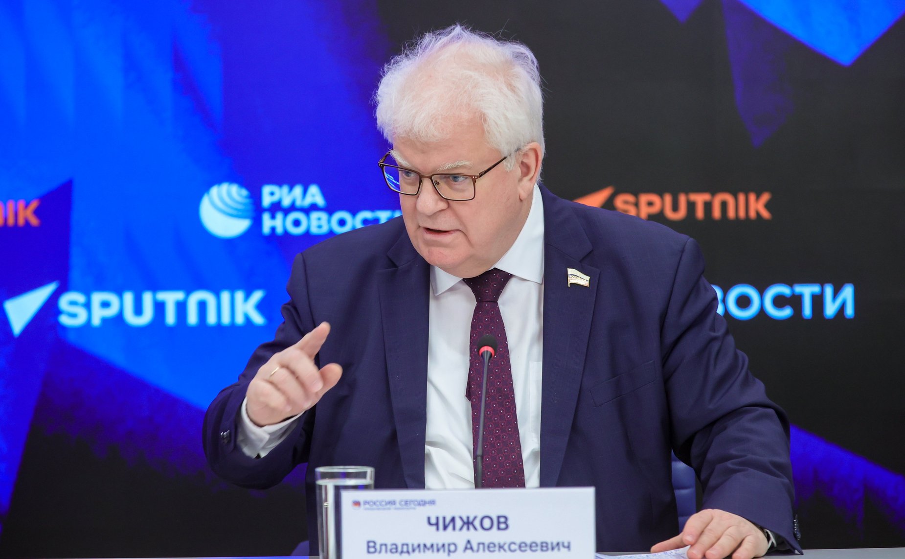 В ММПЦ «Россия сегодня» прошла пресс-конференция первого заместителя председателя Комитета СФ по обороне и безопасности Владимира Чижова об итогах саммита ЕС и актуальной ситуации в странах Евросоюза и НАТО на фоне происходящих в мире событий