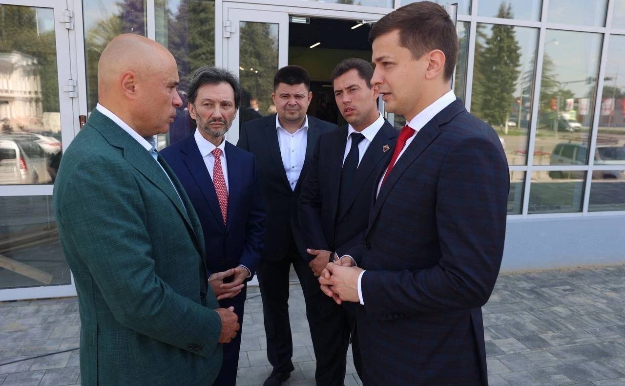 Максим Кавджарадзе совместно с руководством региона провёл осмотр хода реконструкции здания бывшего кинотеатра «Луч» в городе Ельце