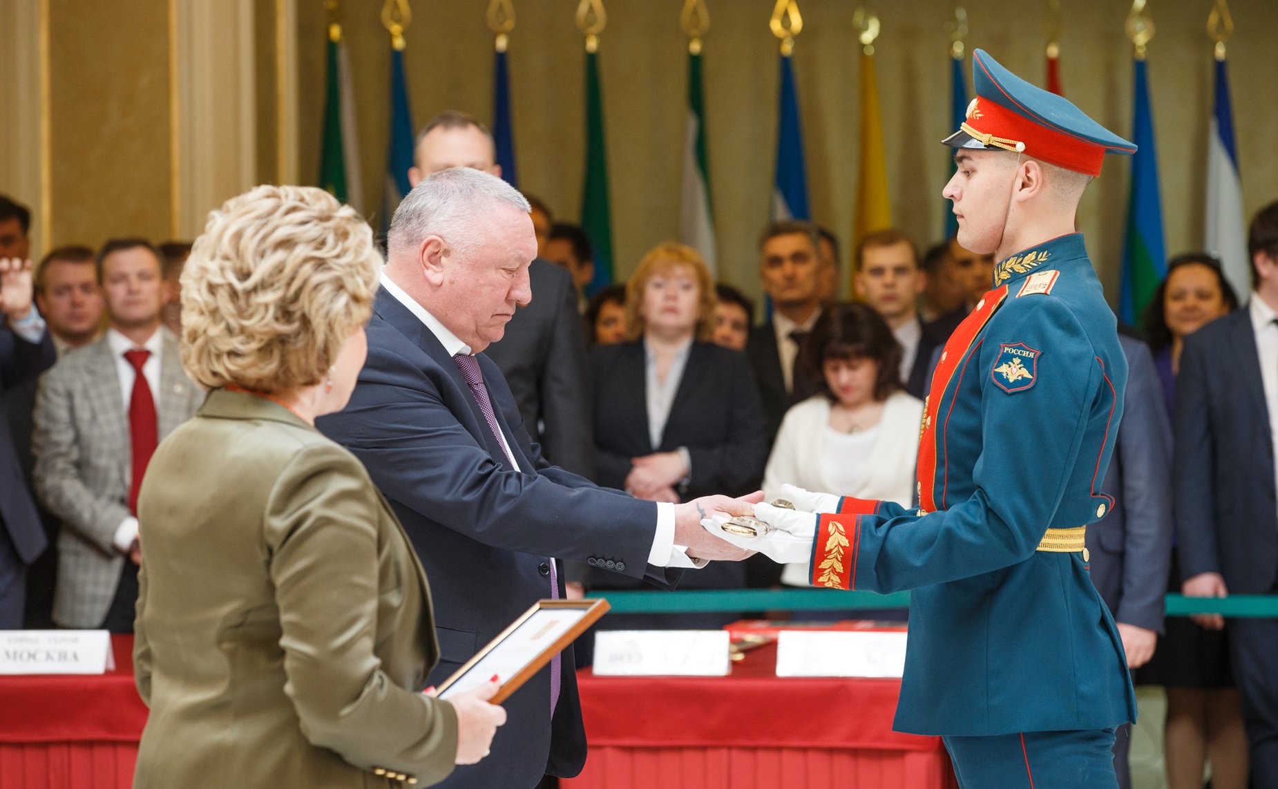 Торжественная церемония награждения российских городов-героев памятными 