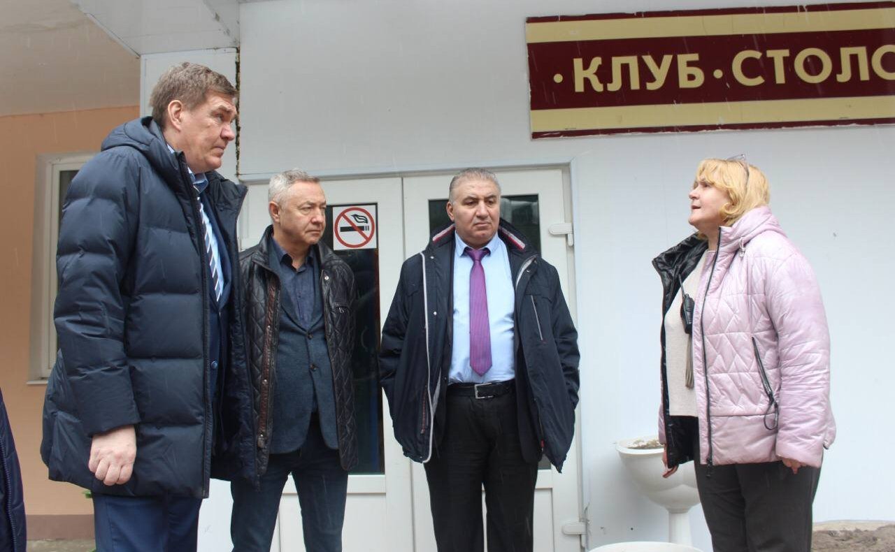 Александр Савин в ходе поездки в регион посетил еще один пункт временного размещения беженцев, что расположился на территории лагеря «Спутник» Людиновского района