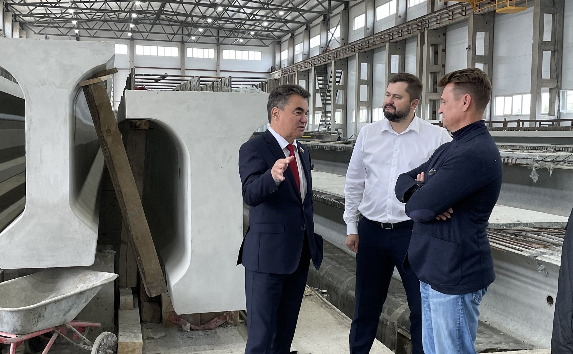 Ирек Ялалов проинспектировал производство в регионе сборных железобетонных конструкций для мостостроения и дорожного строительства