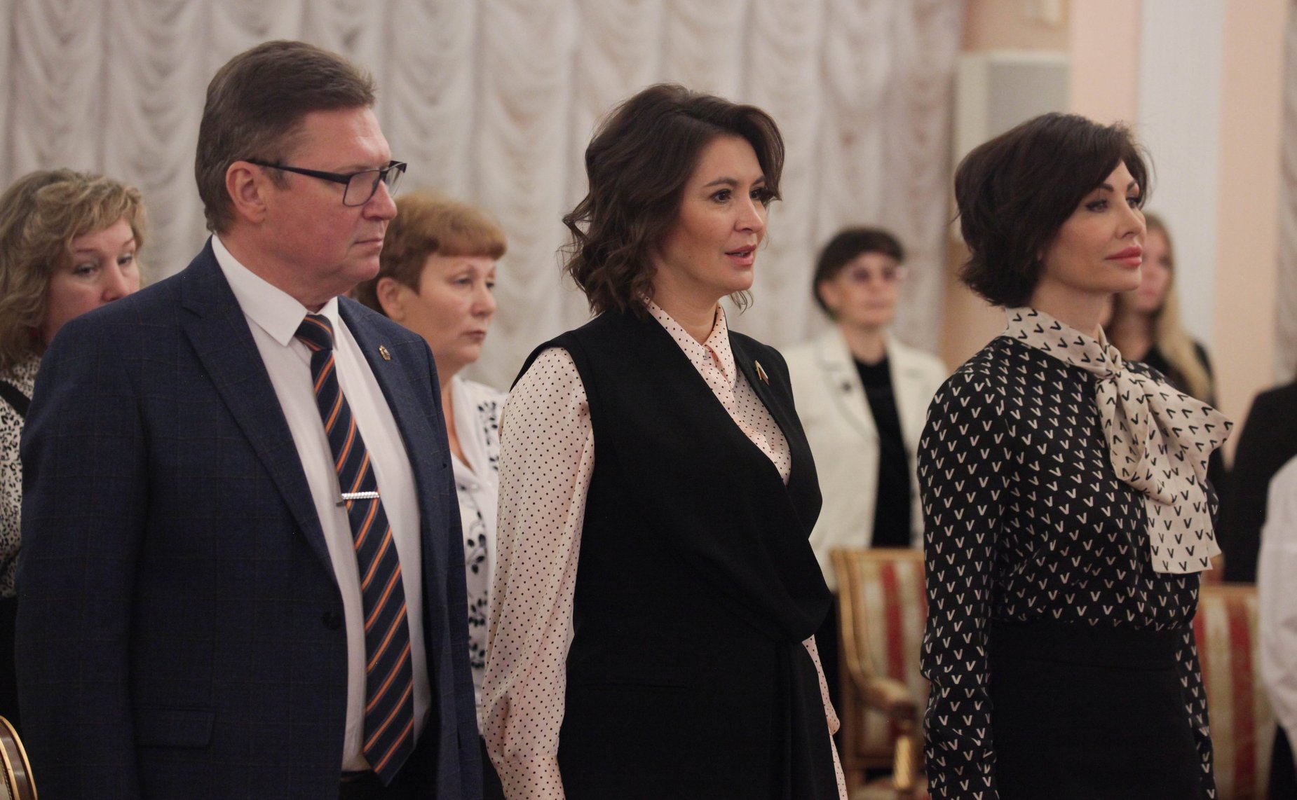 Маргарита Павлова в канун Дня народного единства вручила благодарности и призы школьникам — победителям VII Всероссийской творческой школы-конкурса «Портрет твоего края»