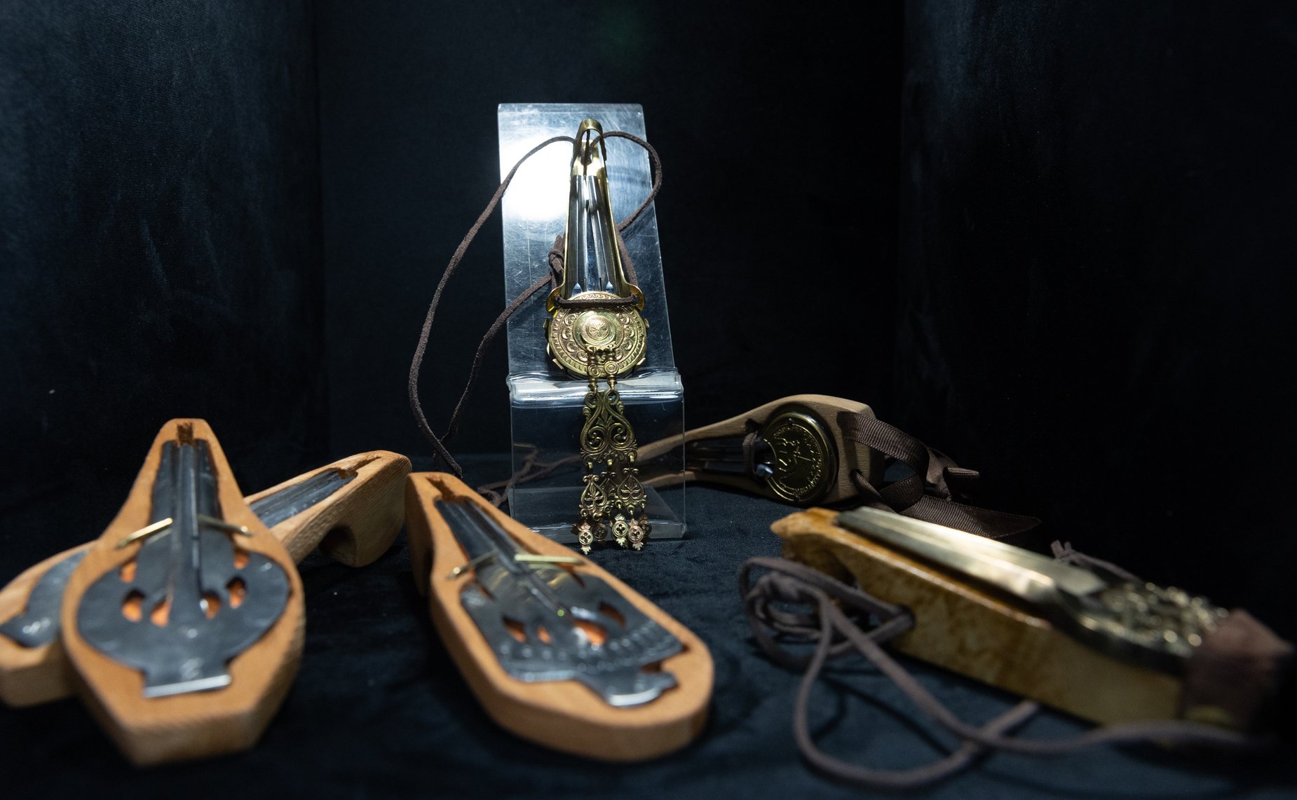 Валентина Матвиенко и Айсен Николаев осмотрели выставку, посвященную столетию Республики Саха (Якутия)