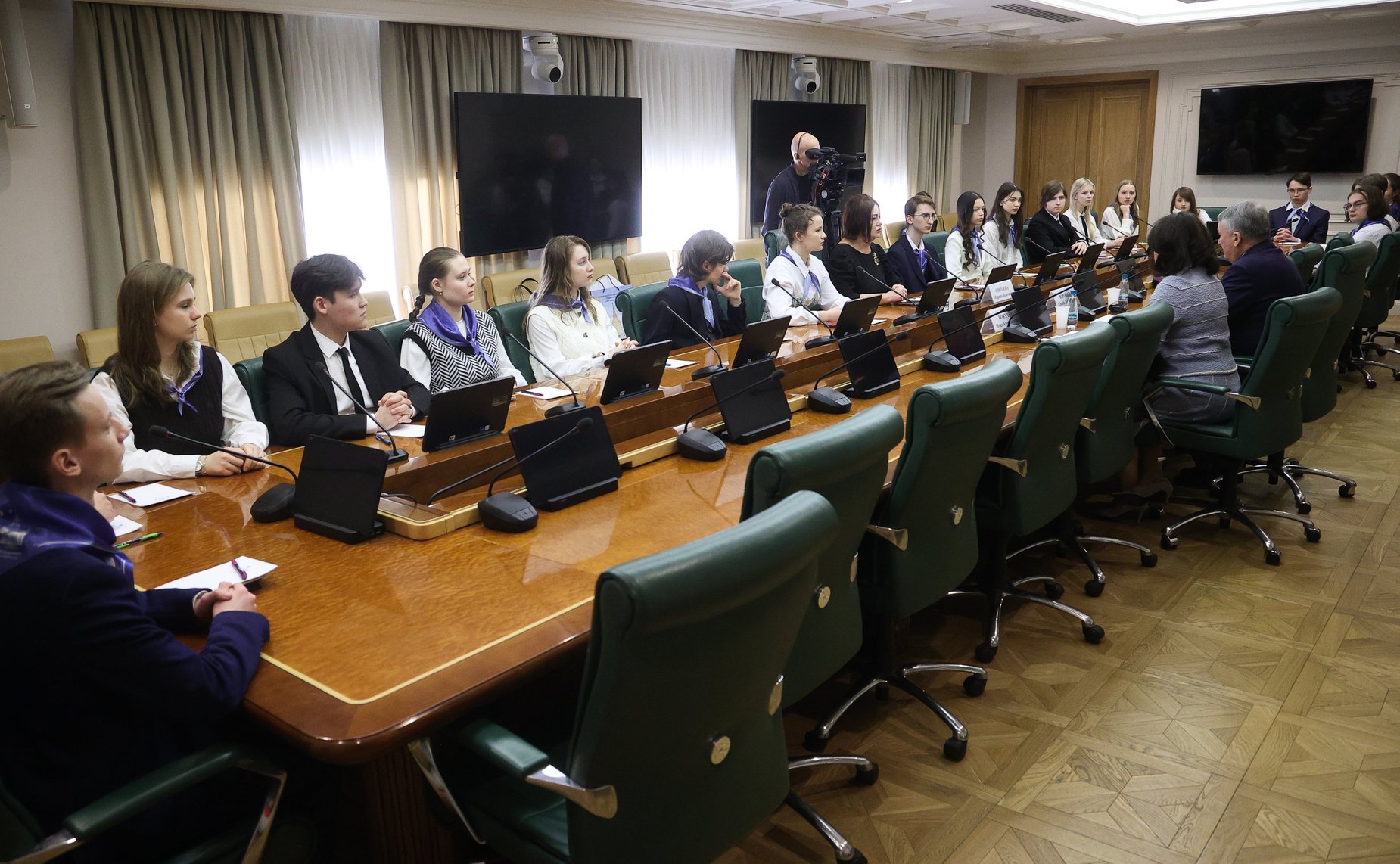 Встреча заместителя Председателя Совета Федерации Юрия Воробьева с учащимися Университетской гимназии МГУ