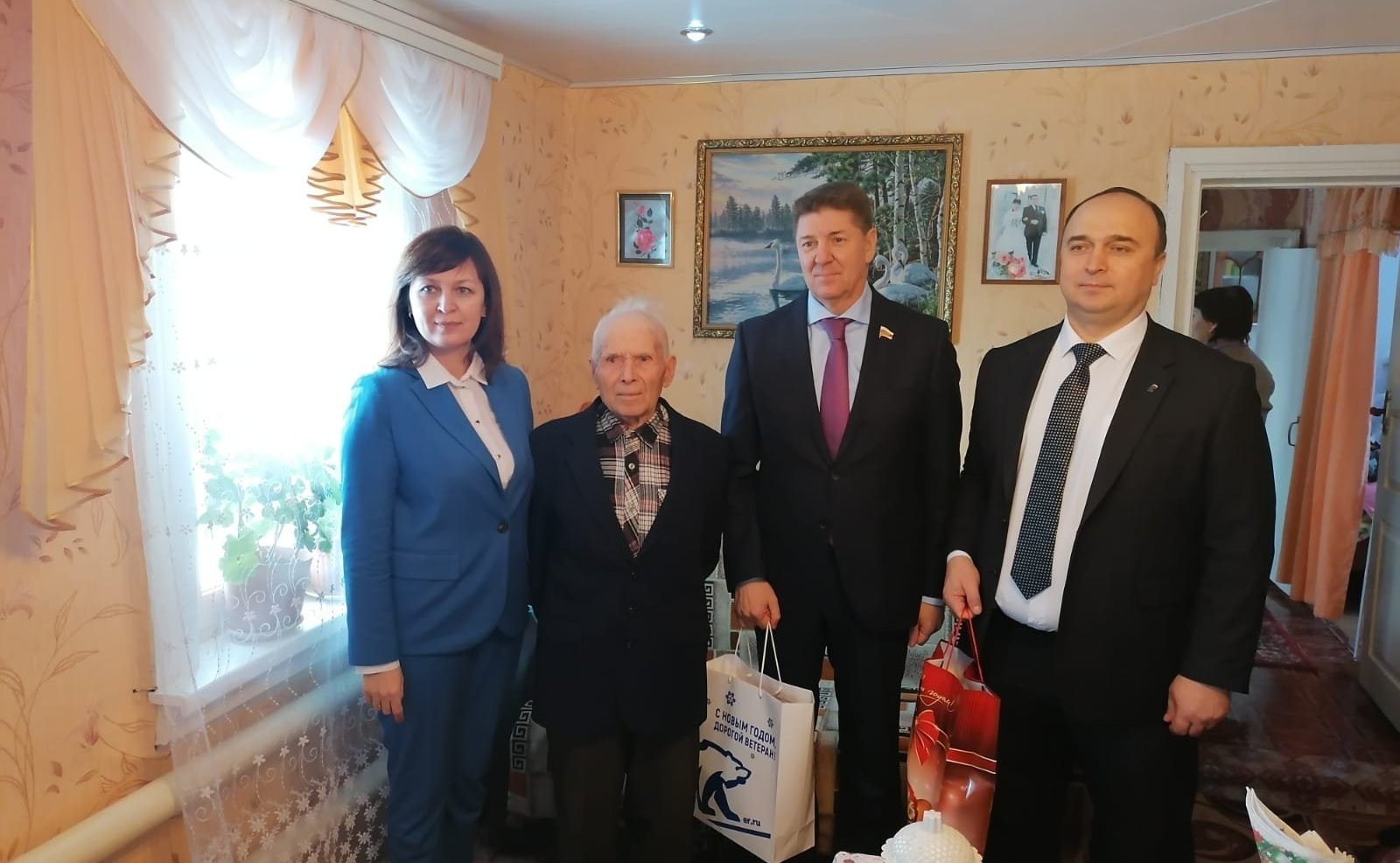 Андрей Шевченко посетил ветеранов Великой Отечественной войны и вручил им памятные подарки