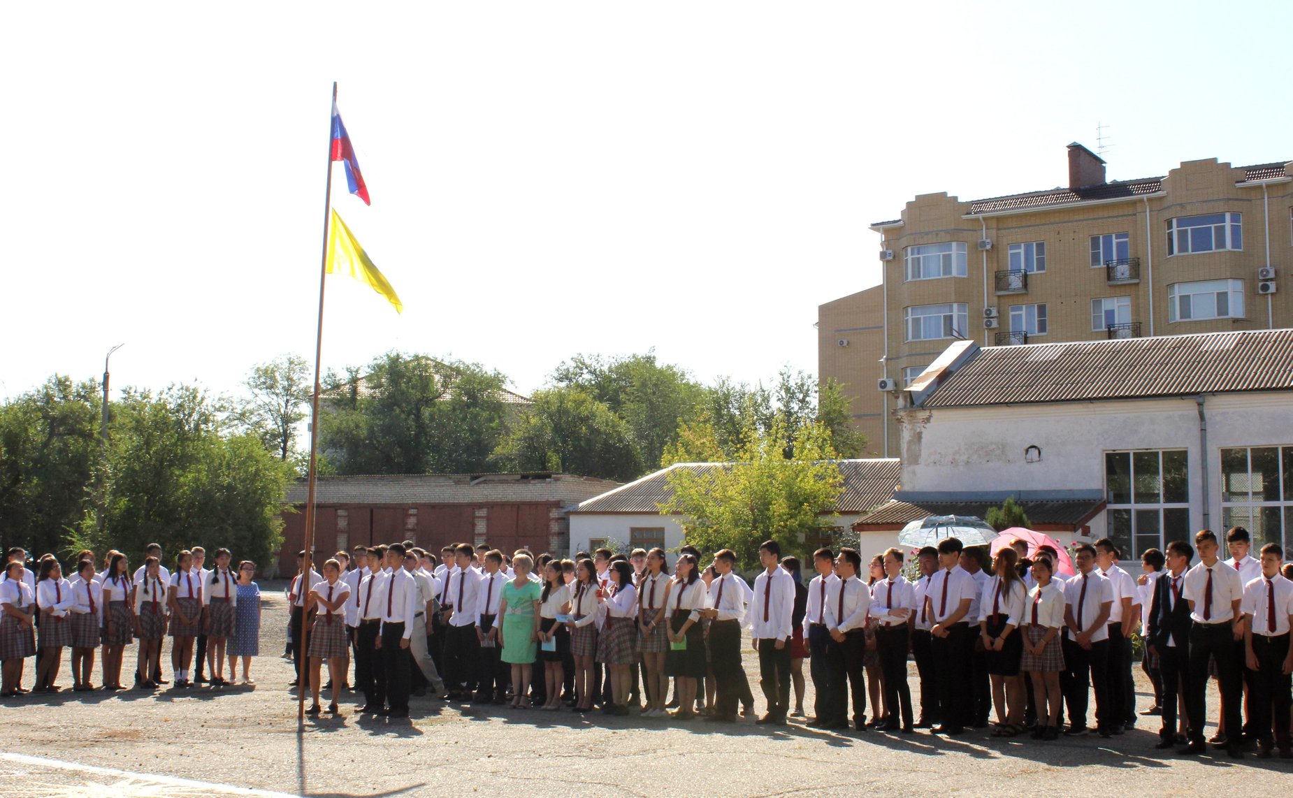 Алексей Майоров принял участие в торжественной линейке, посвященной Дню знаний в МБОУ «Элистинский технический лицей»