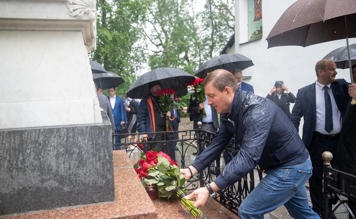 Андрей Турчак посетил некрополь Пушкиных-Ганнибалов и возложил цветы к могиле Пушкина