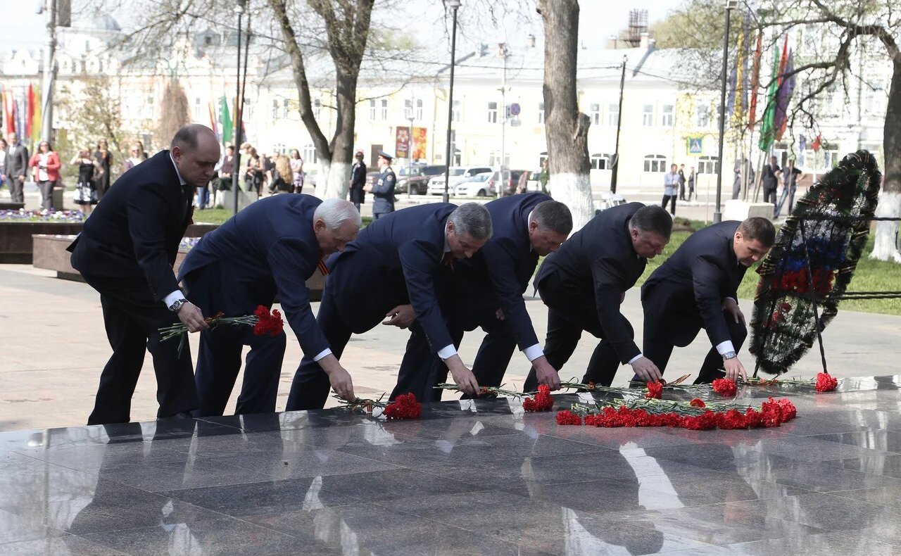 Николай Тихомиров и Олег Кувшинников приняли участие в церемонии возложения венков и цветов к мемориалу «Вечный огонь Славы»