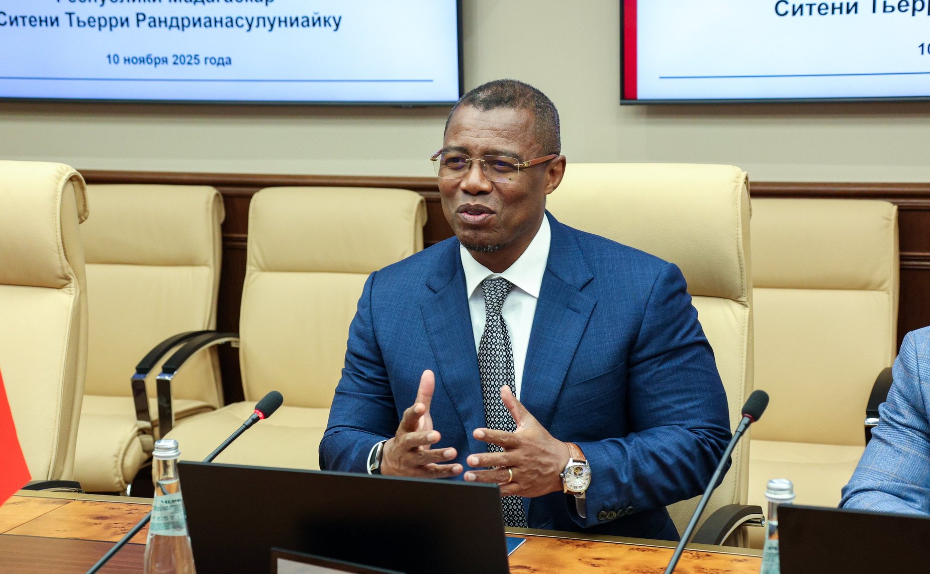 Встреча первого заместителя председателя Комитета СФ по бюджету и финансовым рынкам Александра Шендерюка-Жидкова с Председателем Национального Собрания Республики Мадагаскар Ситени Тьерри Рандриана Сулуниайку