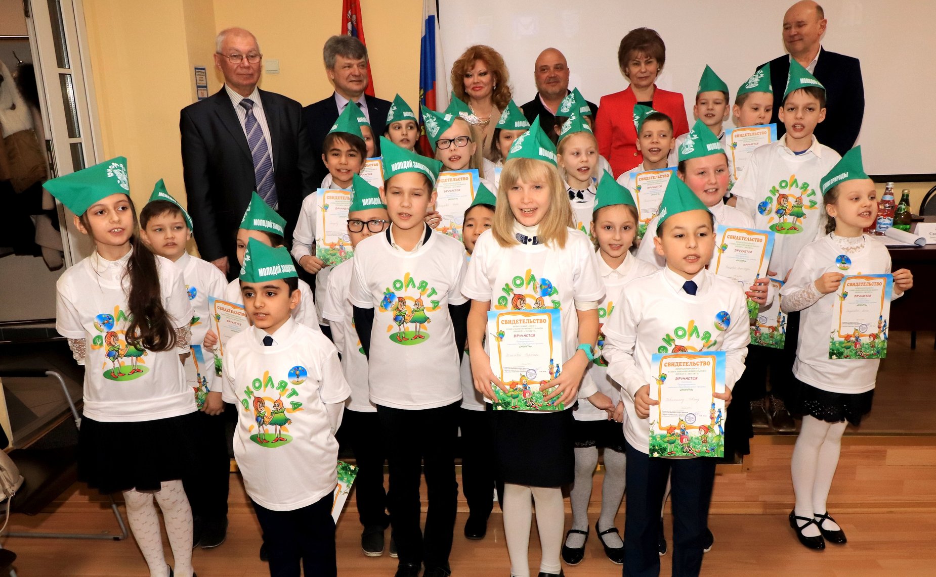 Татьяна Гигель и Владимир Зотов в муниципальном округе Мытищи провели урок «Эколят» и приняли участие в акции посвящения ребят в «Эколята»