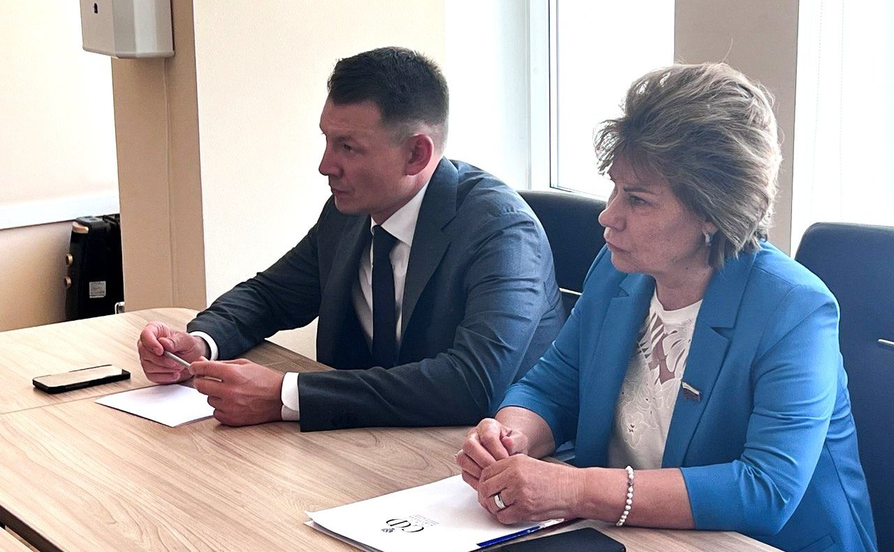 Председатель Комитета СФ по аграрно-продовольственной политике и природопользованию Александр Двойных и член Комитета СФ Татьяна Гигель провели встречу с министром сельского хозяйства Приморского края Андреем Бронцем