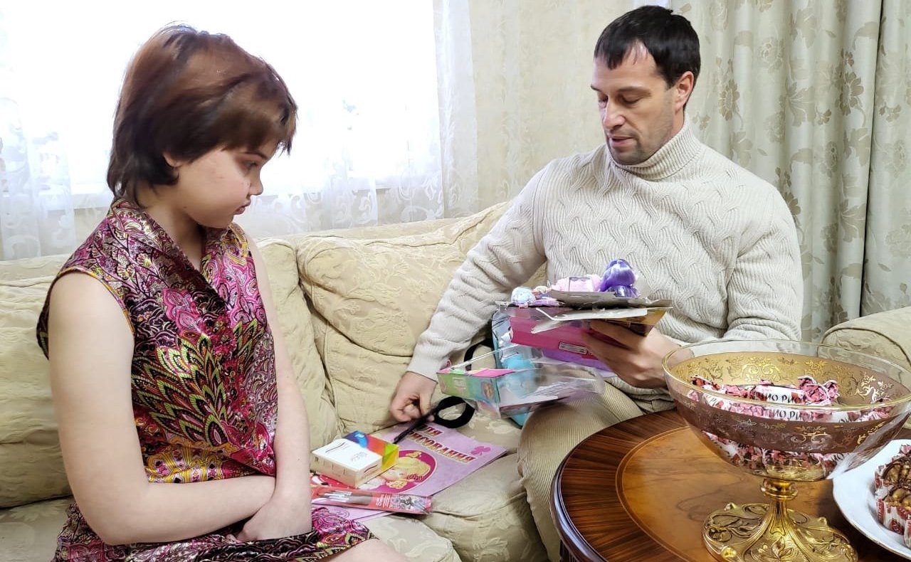 Эдуард Исаков в рамках Новогодней недели добра вручил новогодние подарки ханты-мансийским семьям, где воспитывают детей с инвалидностью