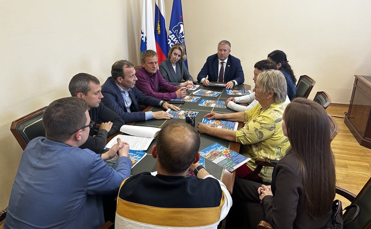 Денис Гусев в ходе поездки в регион дал старт муниципальному конкурсу благоустройства и озеленения территорий многоквартирных жилых домов и индивидуальных приусадебных участков в городе Нарьян-Маре и рабочем посёлке Искателей