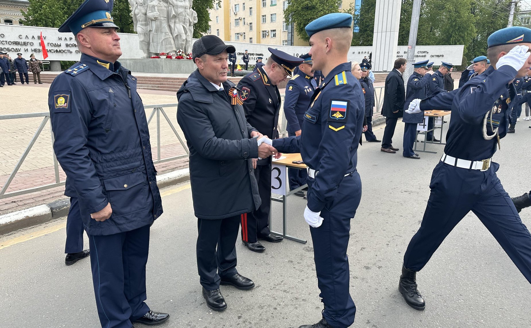 Игорь Мурог вручил десантникам нагрудные знаки «За участие в Параде Победы в городе Москве в 2024 году»
